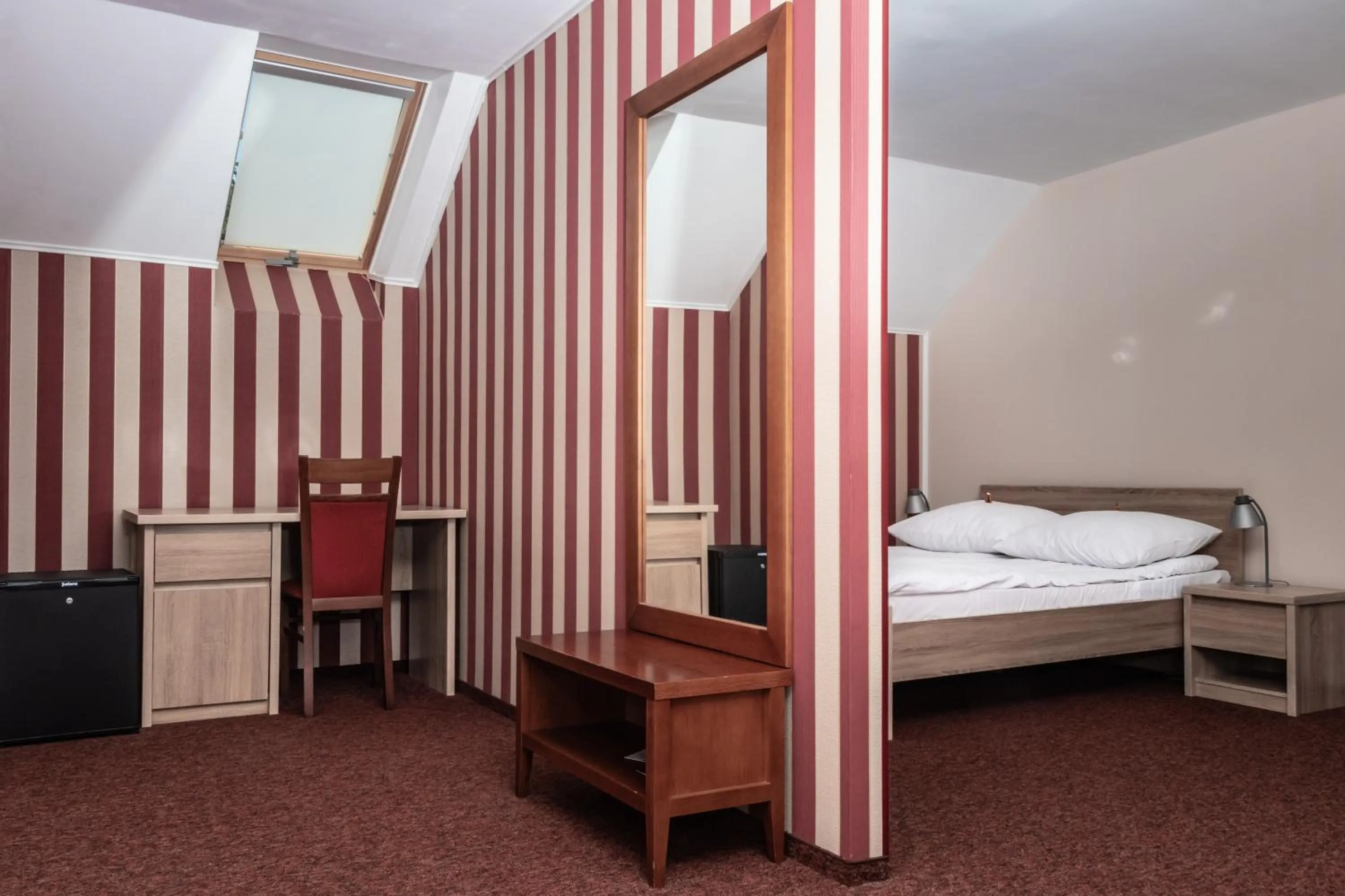 Seating area, Bed in Prima