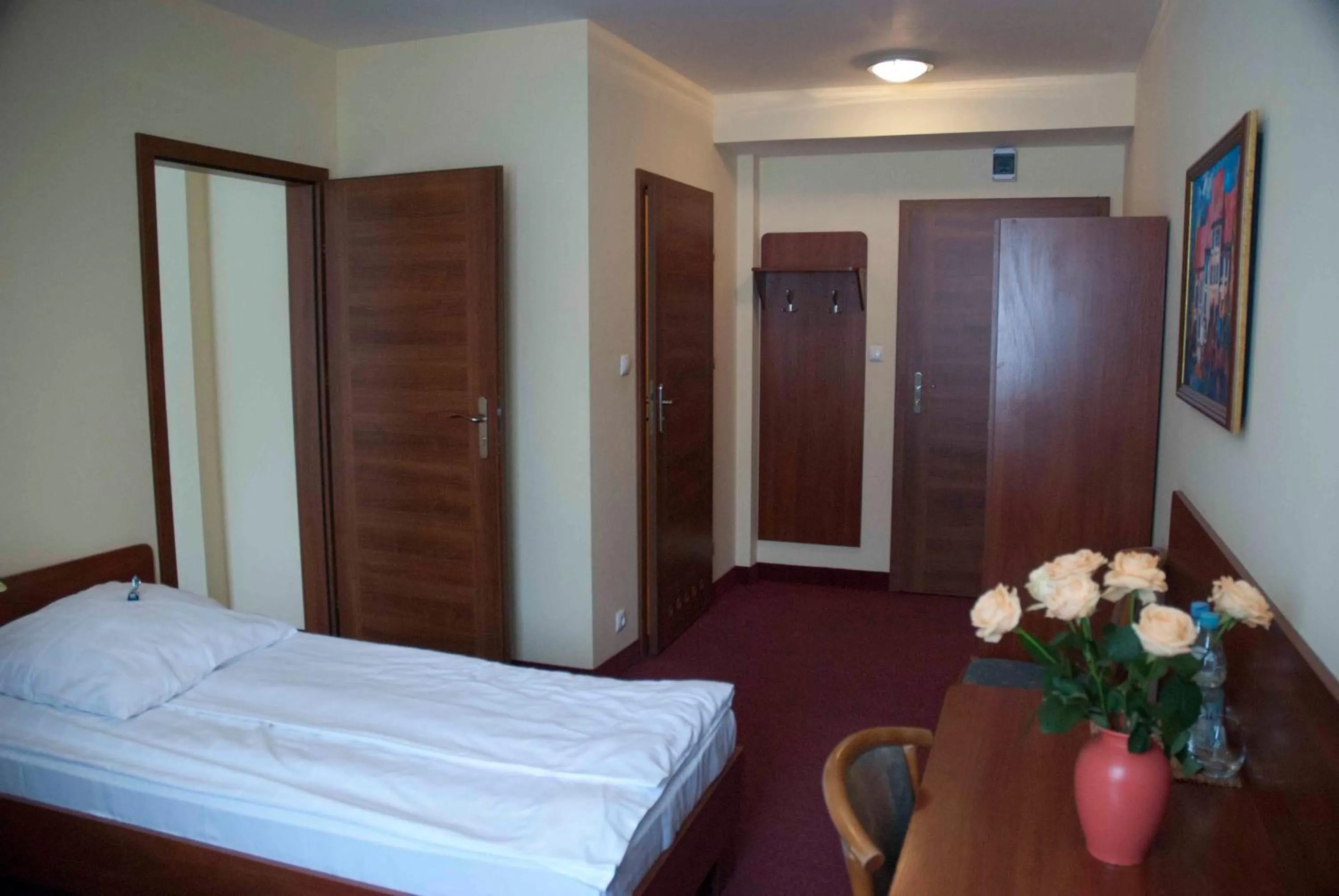 Photo of the whole room, Bed in Prima