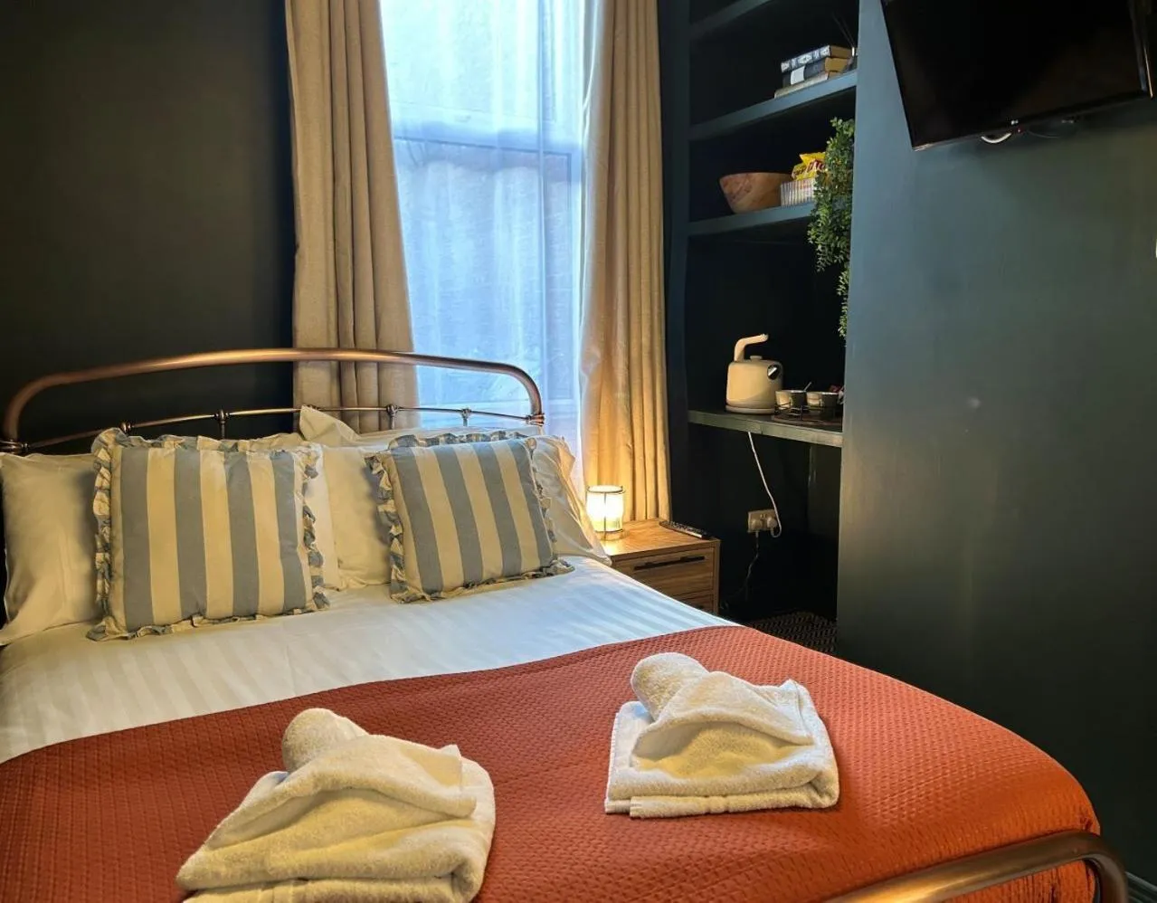 Bedroom, Bed in The Wellesley