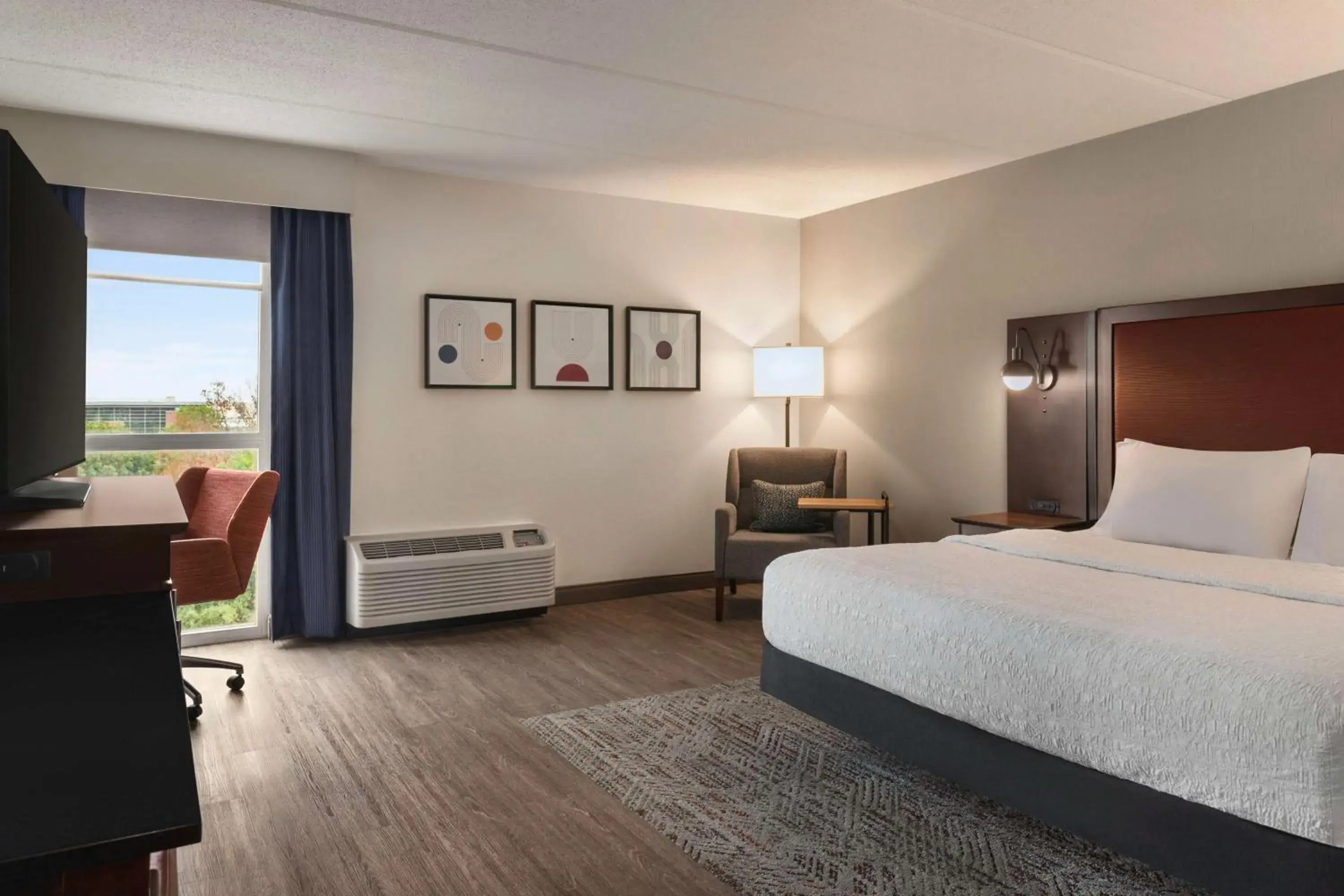 Bed in Hampton Inn Columbia-Downtown Historic District Bed in Hampton Inn Columbia-Downtown Historic District