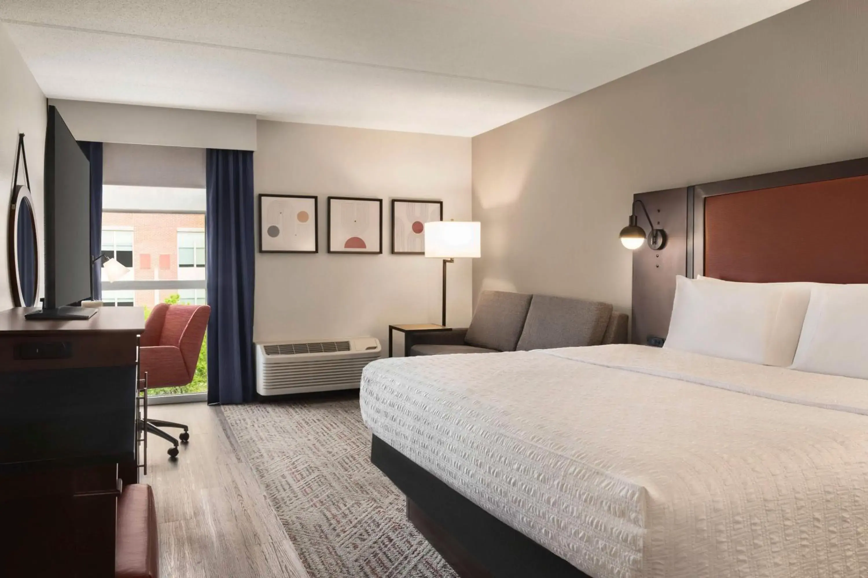 Living room, Bed in Hampton Inn Columbia-Downtown Historic District Living room, Bed in Hampton Inn Columbia-Downtown Historic District