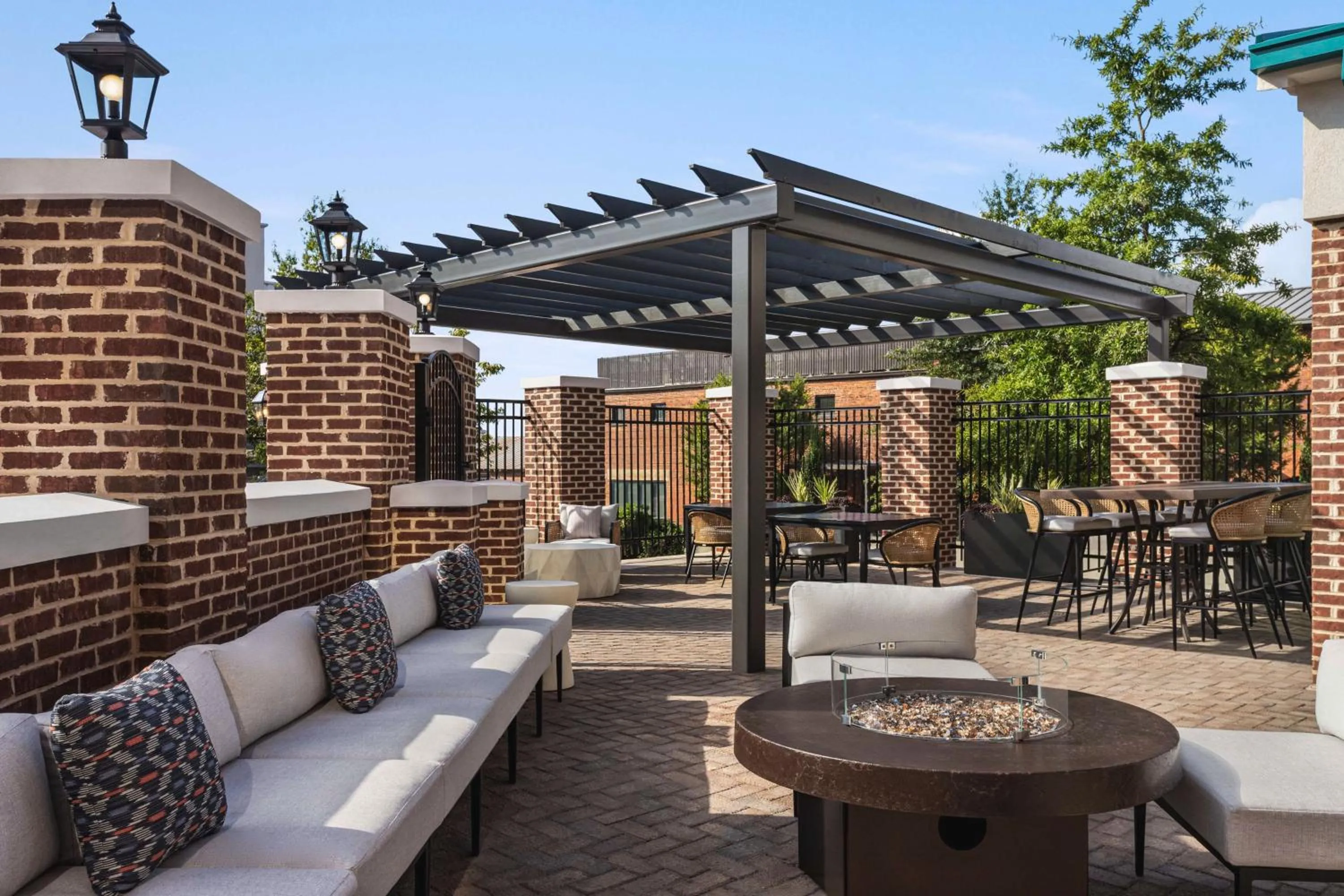 Patio in Hampton Inn Columbia-Downtown Historic District