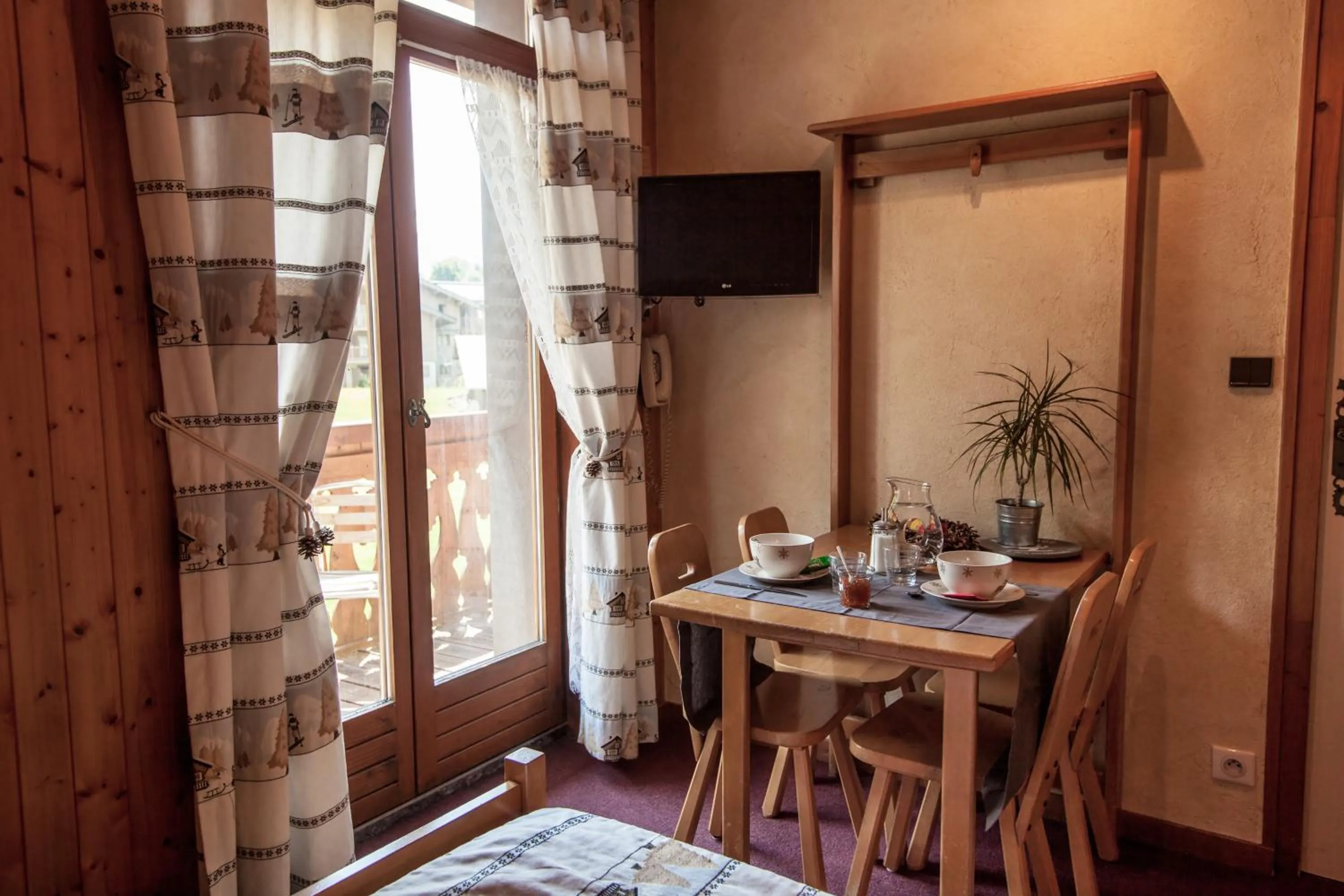 Dining area in Résidence La Cour