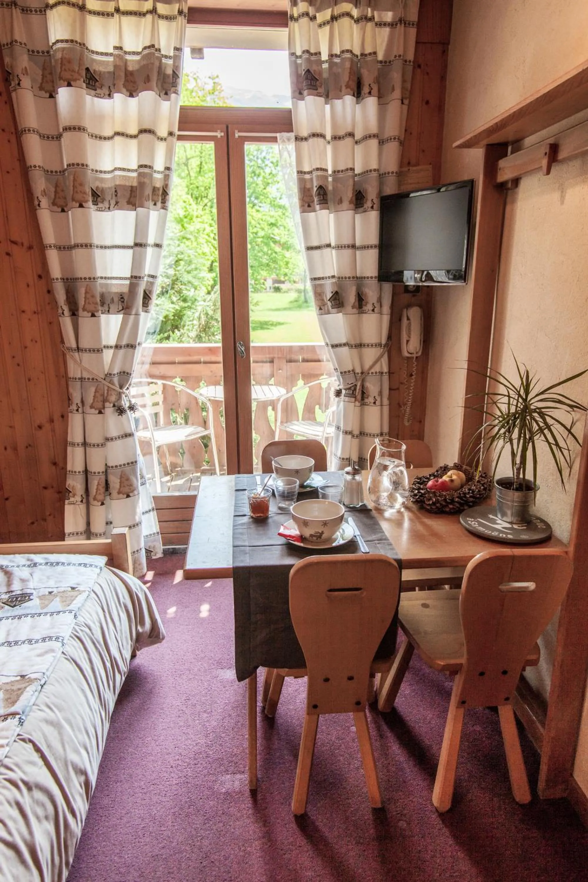 Dining area, Bed in Résidence La Cour