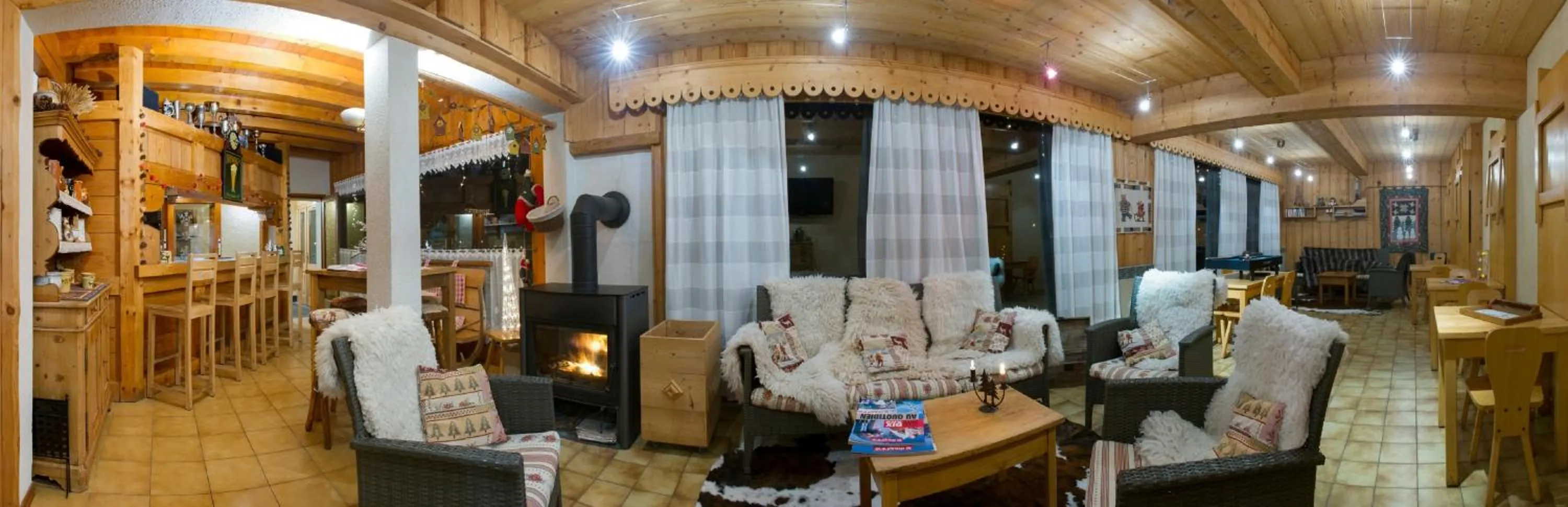 Communal lounge/ TV room in Résidence La Cour