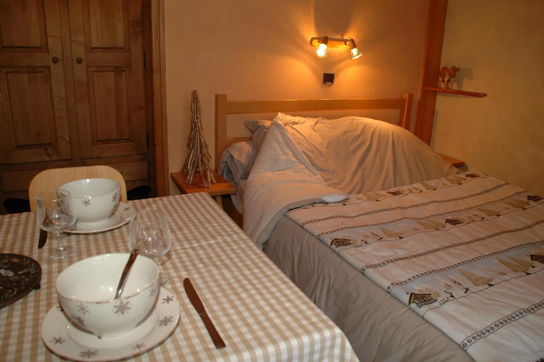 Dining area, Bed in Résidence La Cour