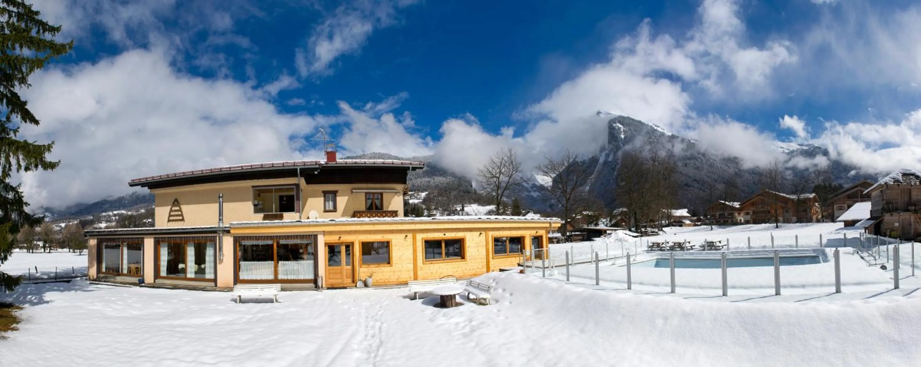 Facade/entrance in Résidence La Cour