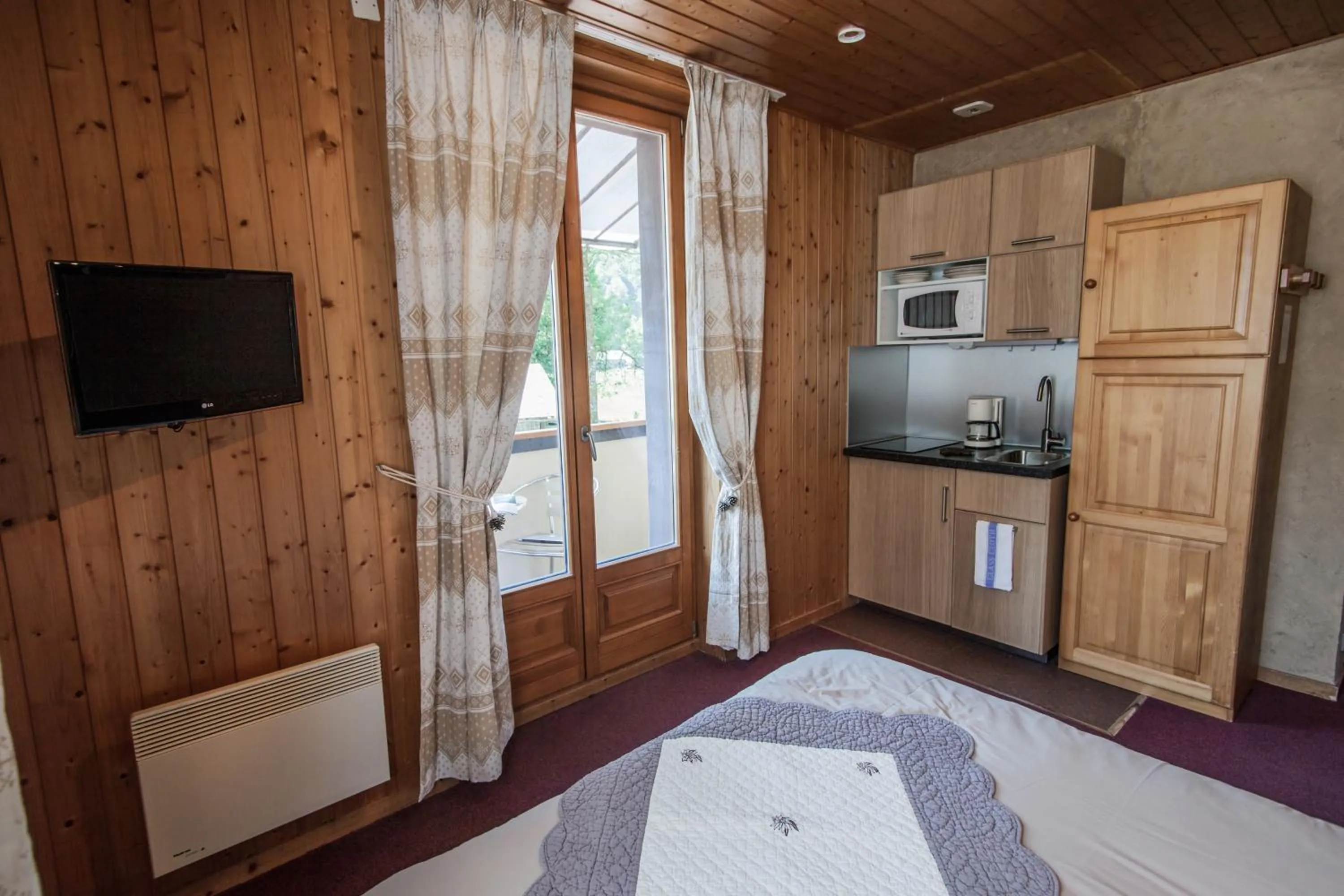 Kitchen or kitchenette, Bed in Résidence La Cour