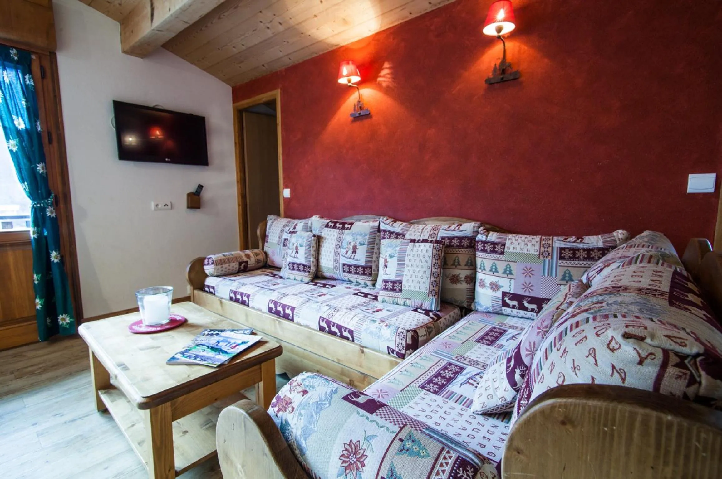 Living room, Bed in Appartements Giffre et Clesson - DAHU COMPAGNIE