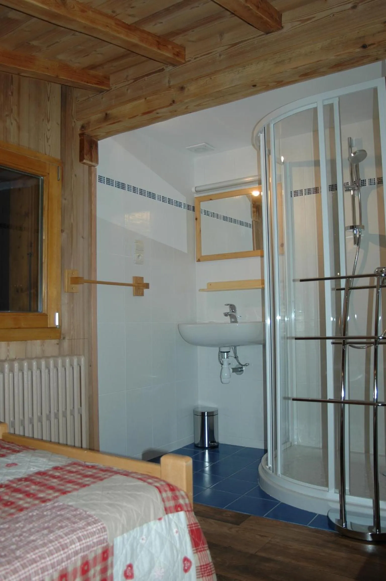 Shower, Bed in Appartements Giffre et Clesson - DAHU COMPAGNIE