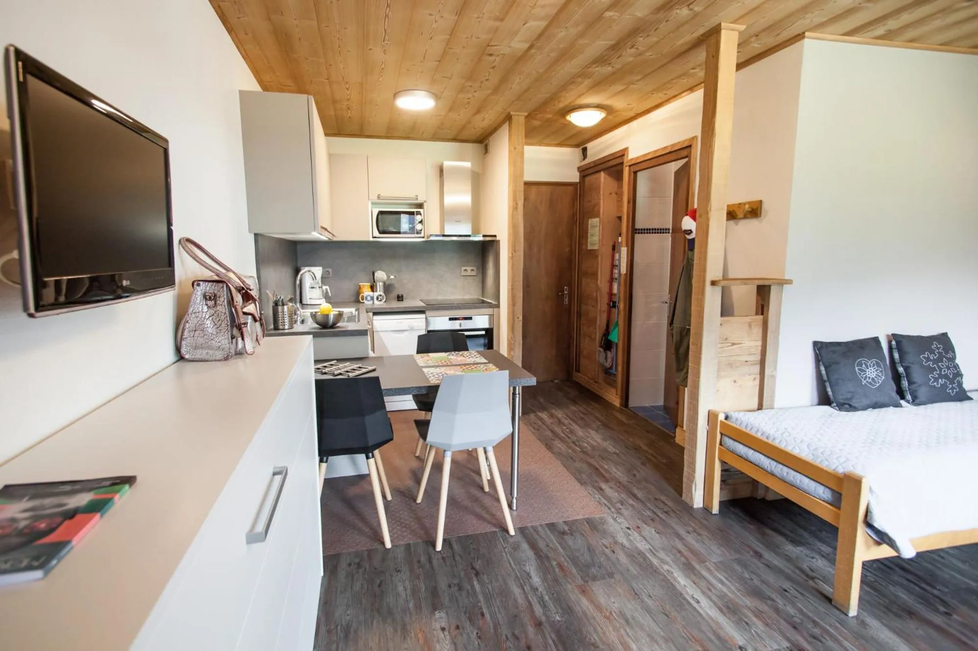 Photo of the whole room in Appartements Giffre et Clesson - DAHU COMPAGNIE