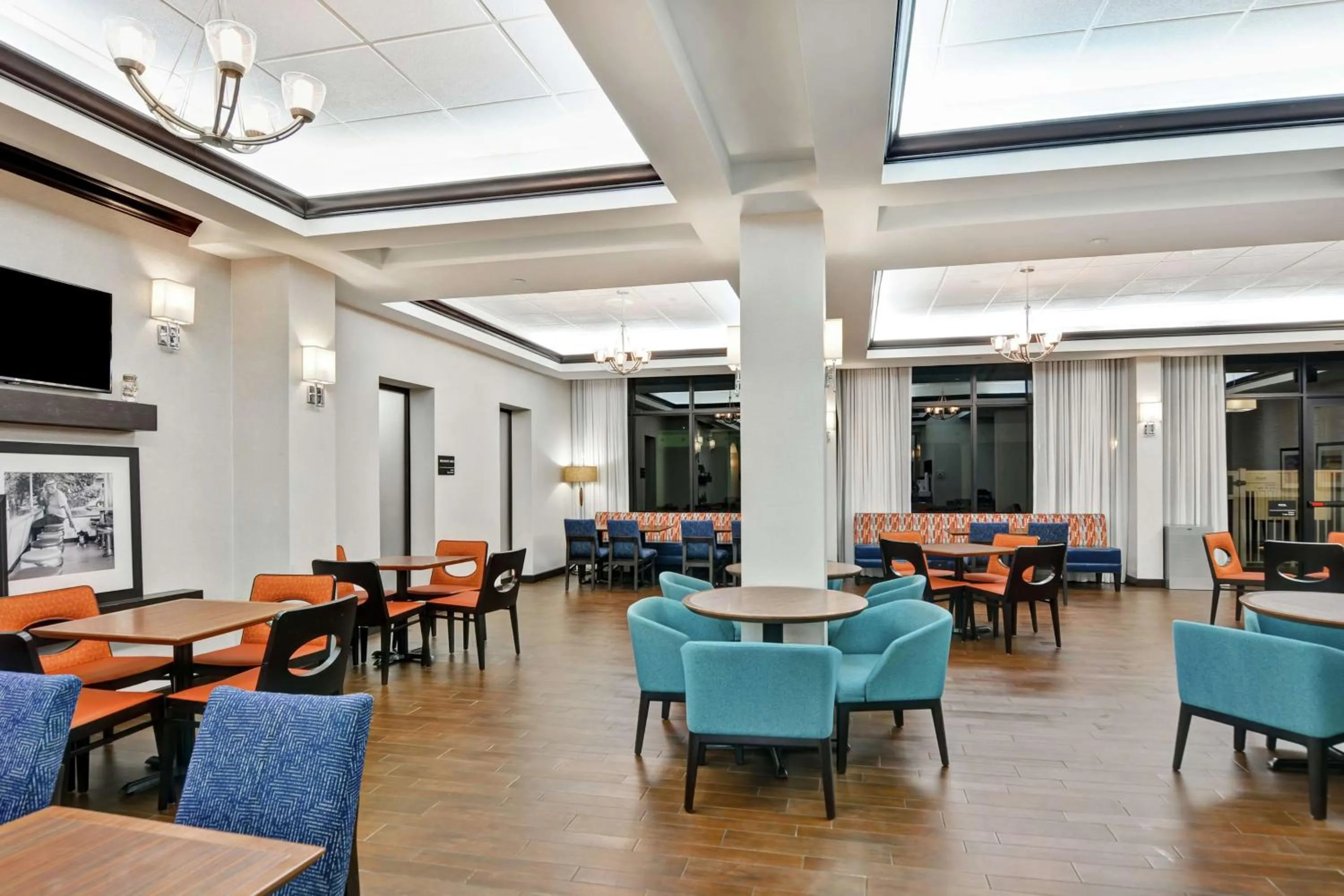 Dining area in Hampton Inn & Suites Boynton Beach