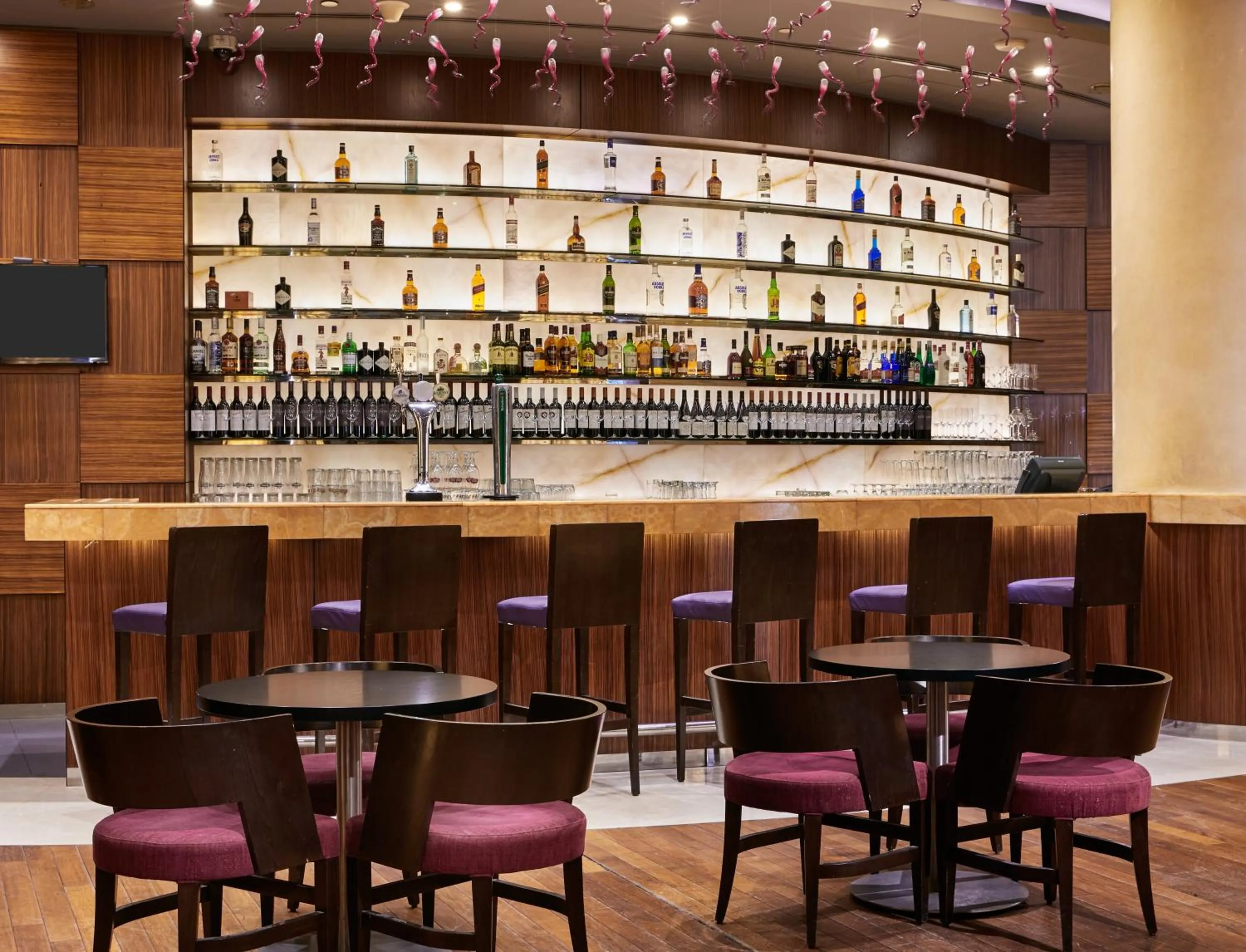 Lounge or bar in Crowne Plaza Doha - The Business Park by IHG