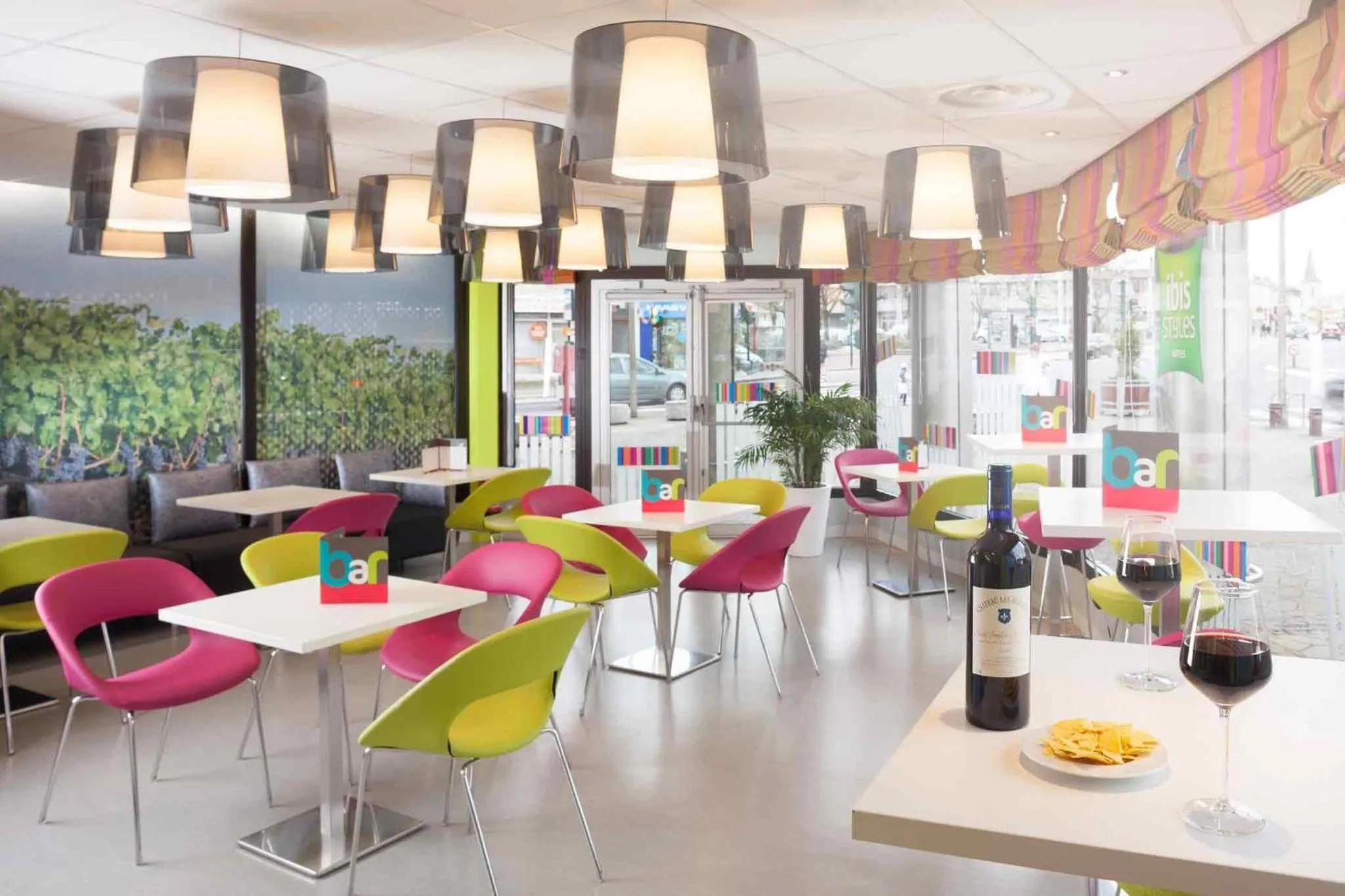 Lounge or bar in ibis Styles Bordeaux Saint Médard
