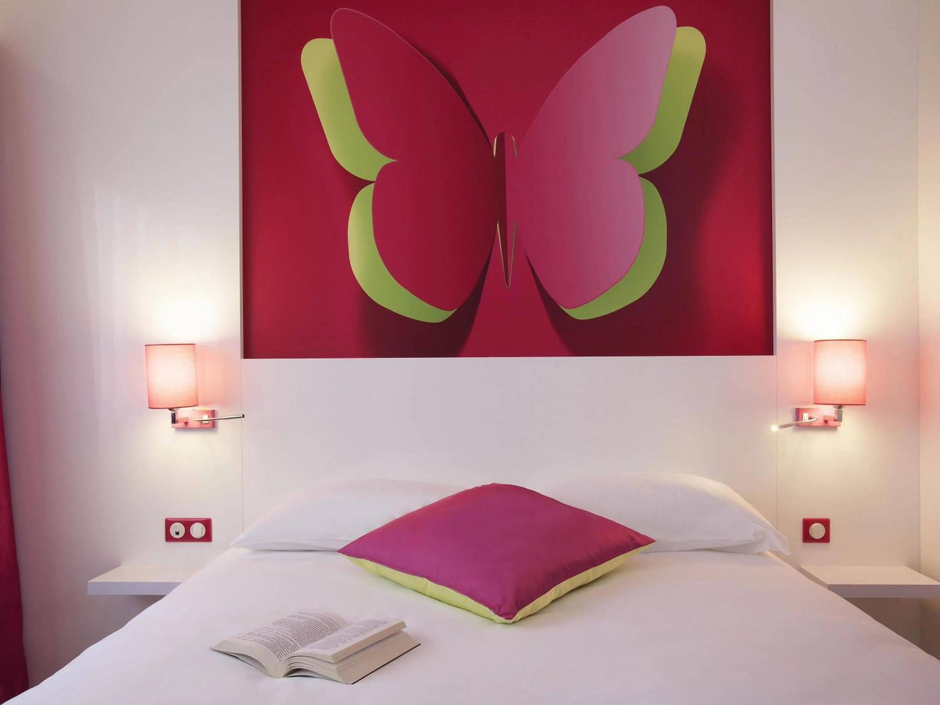 Bedroom, Bed in ibis Styles Bordeaux Saint Médard