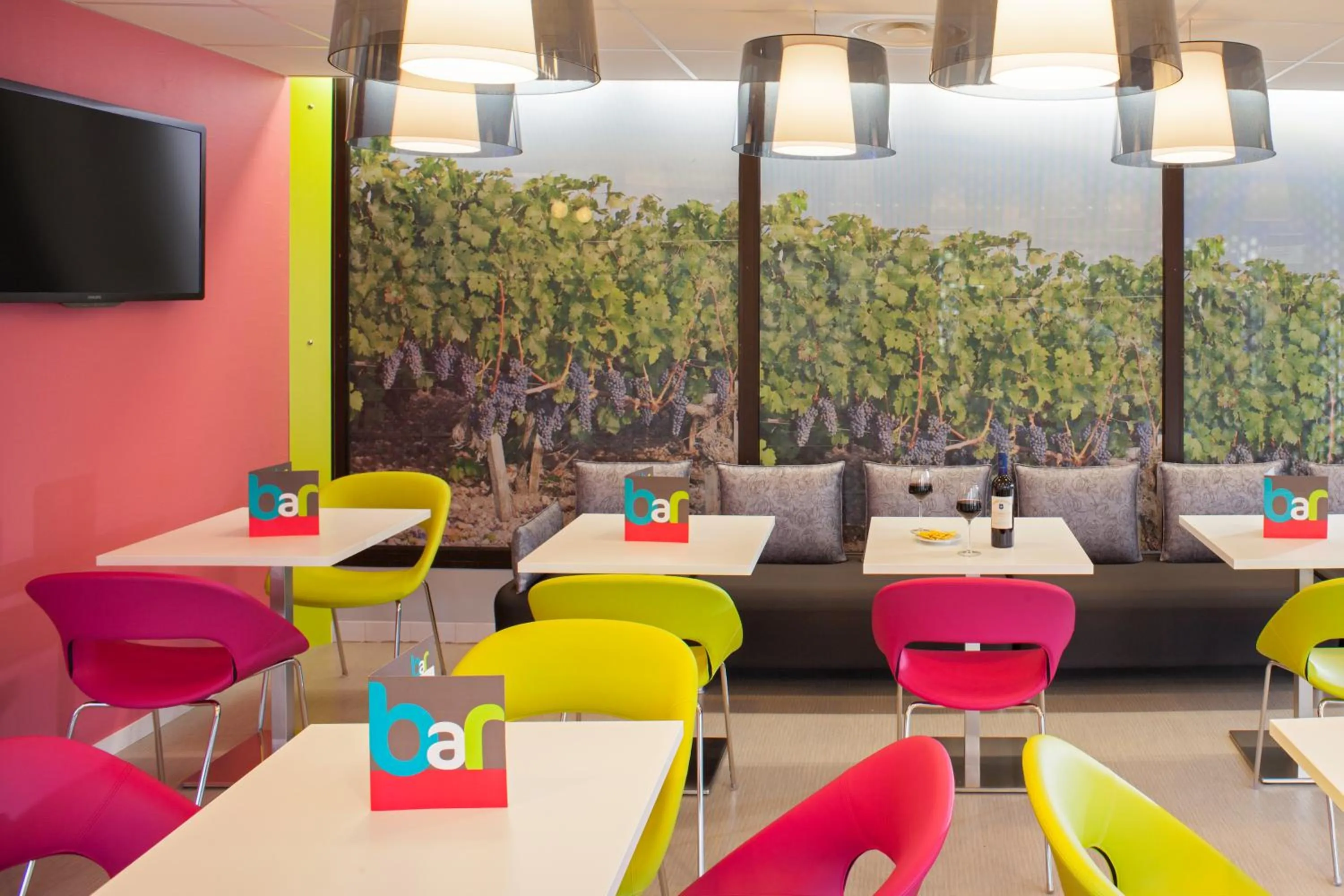 Restaurant/places to eat in ibis Styles Bordeaux Saint Médard
