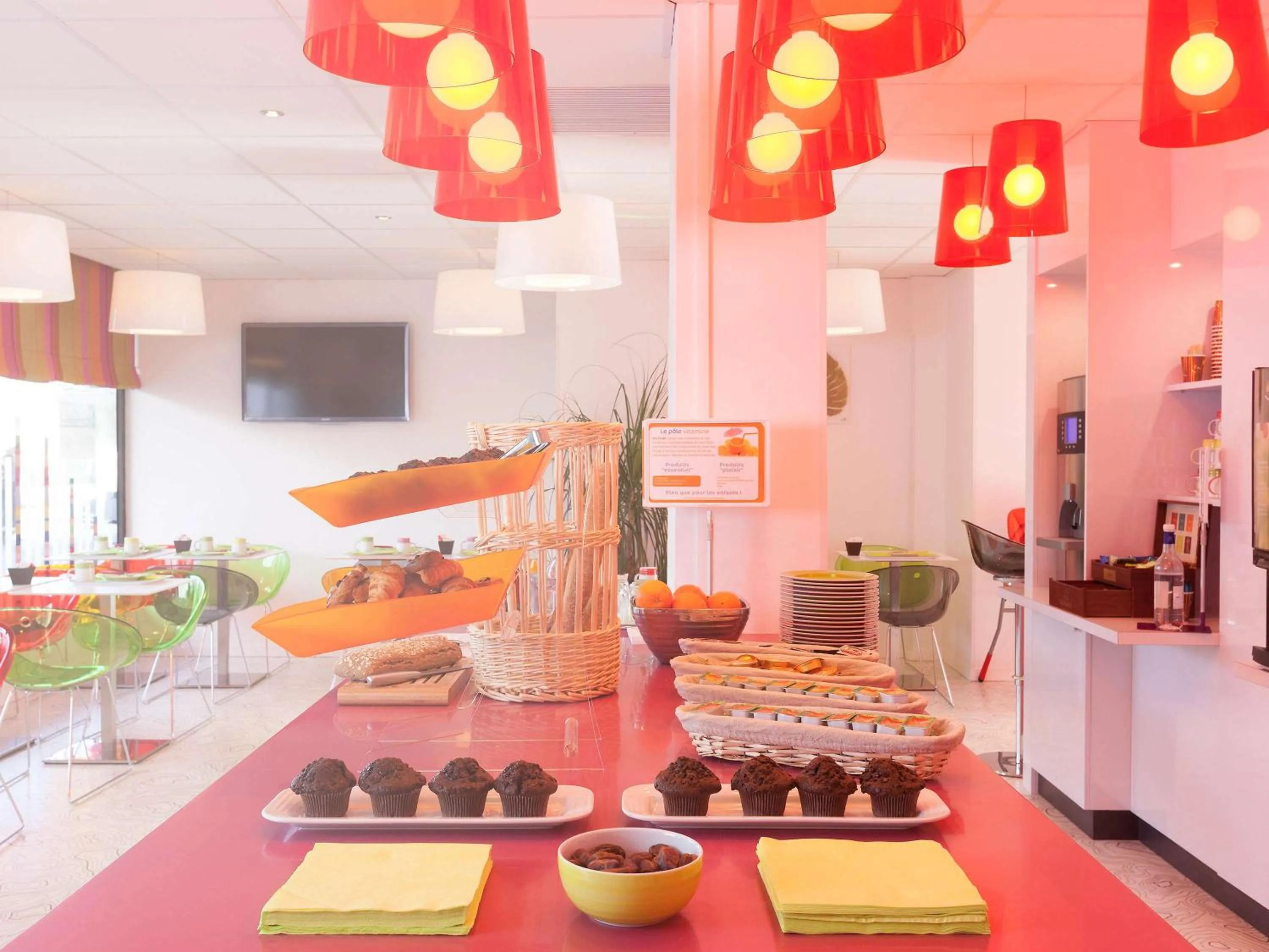 Lounge or bar in ibis Styles Bordeaux Saint Médard