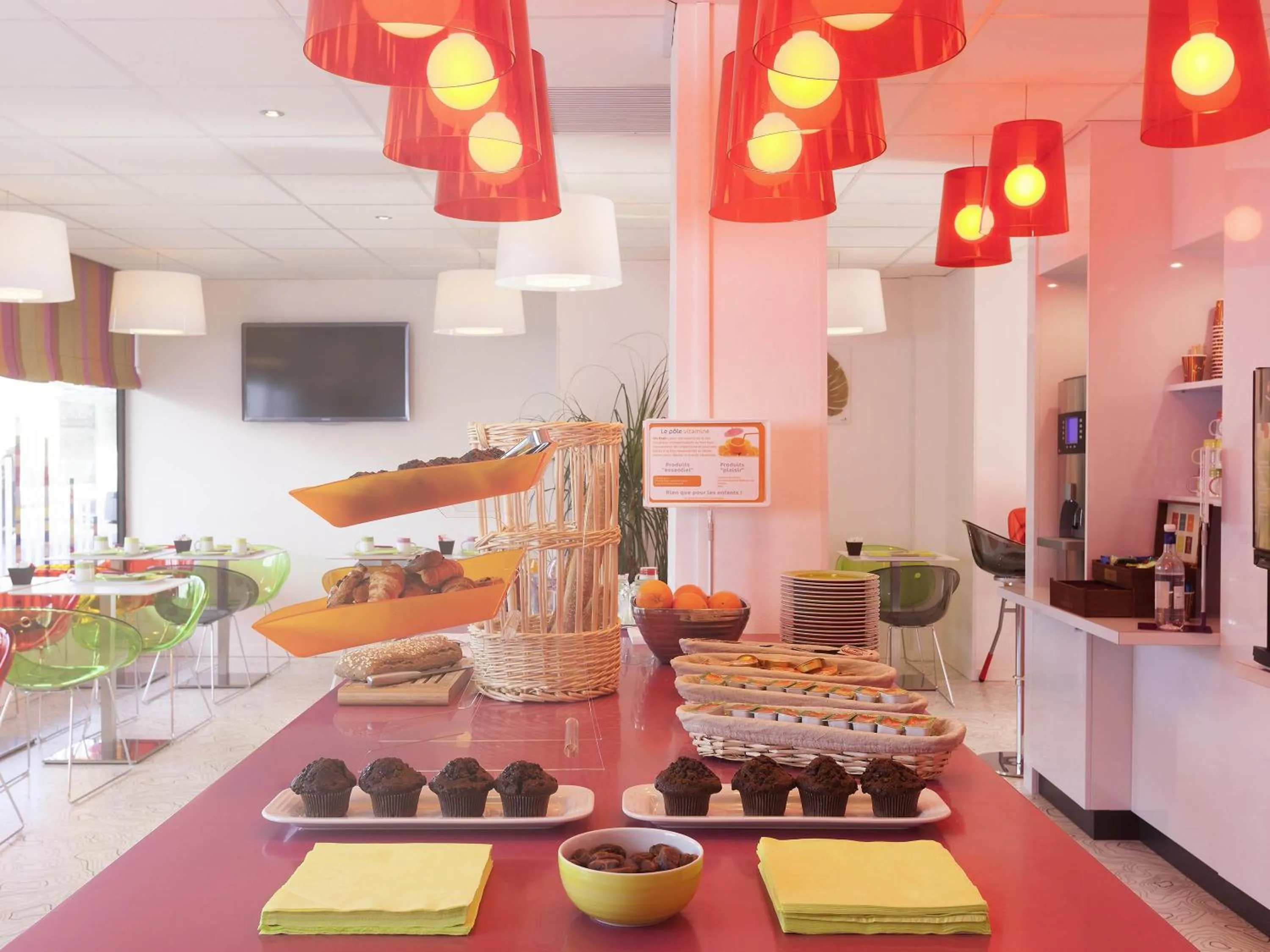 Lounge or bar in ibis Styles Bordeaux Saint Médard