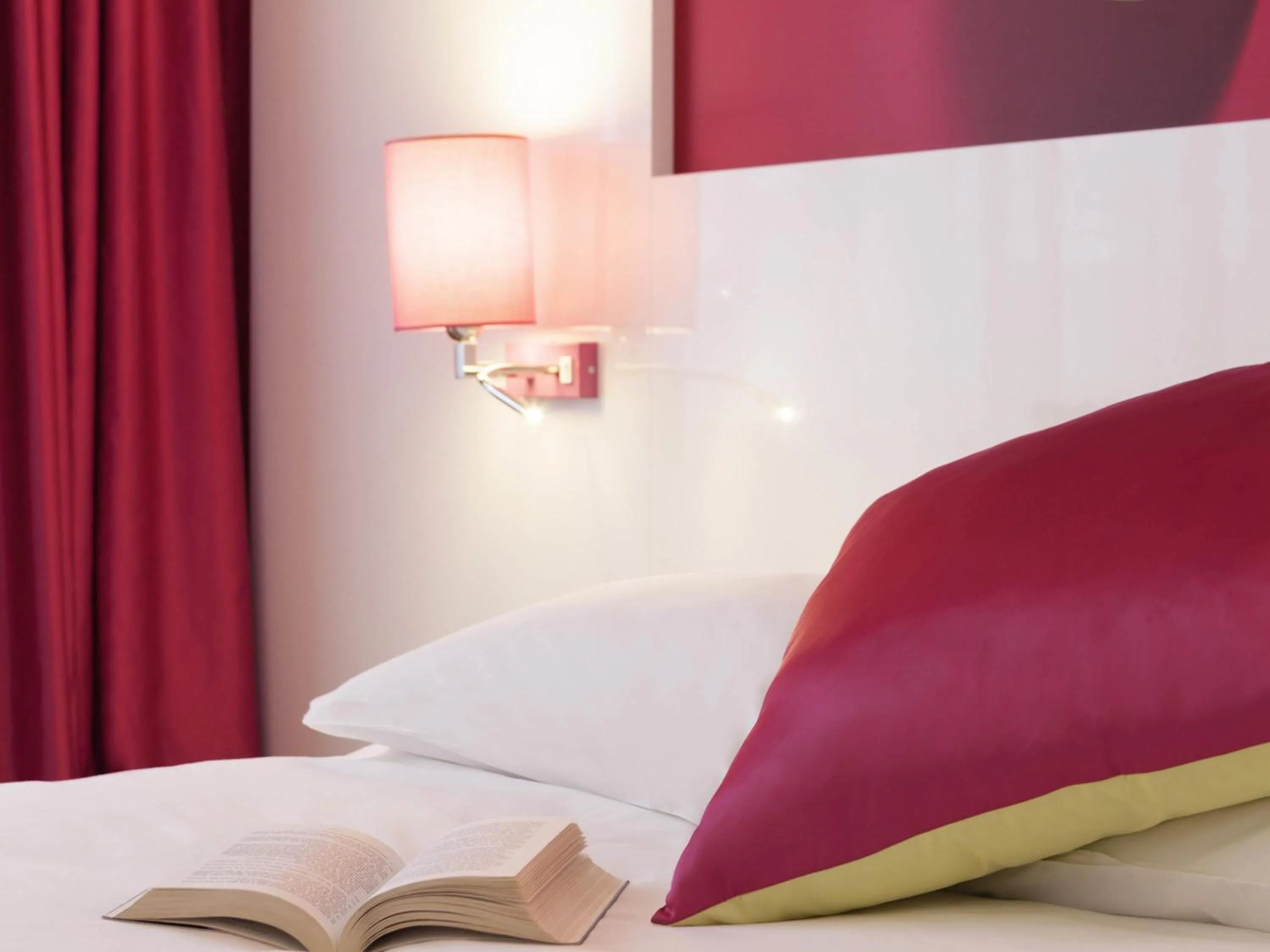 Bedroom, Bed in ibis Styles Bordeaux Saint Médard