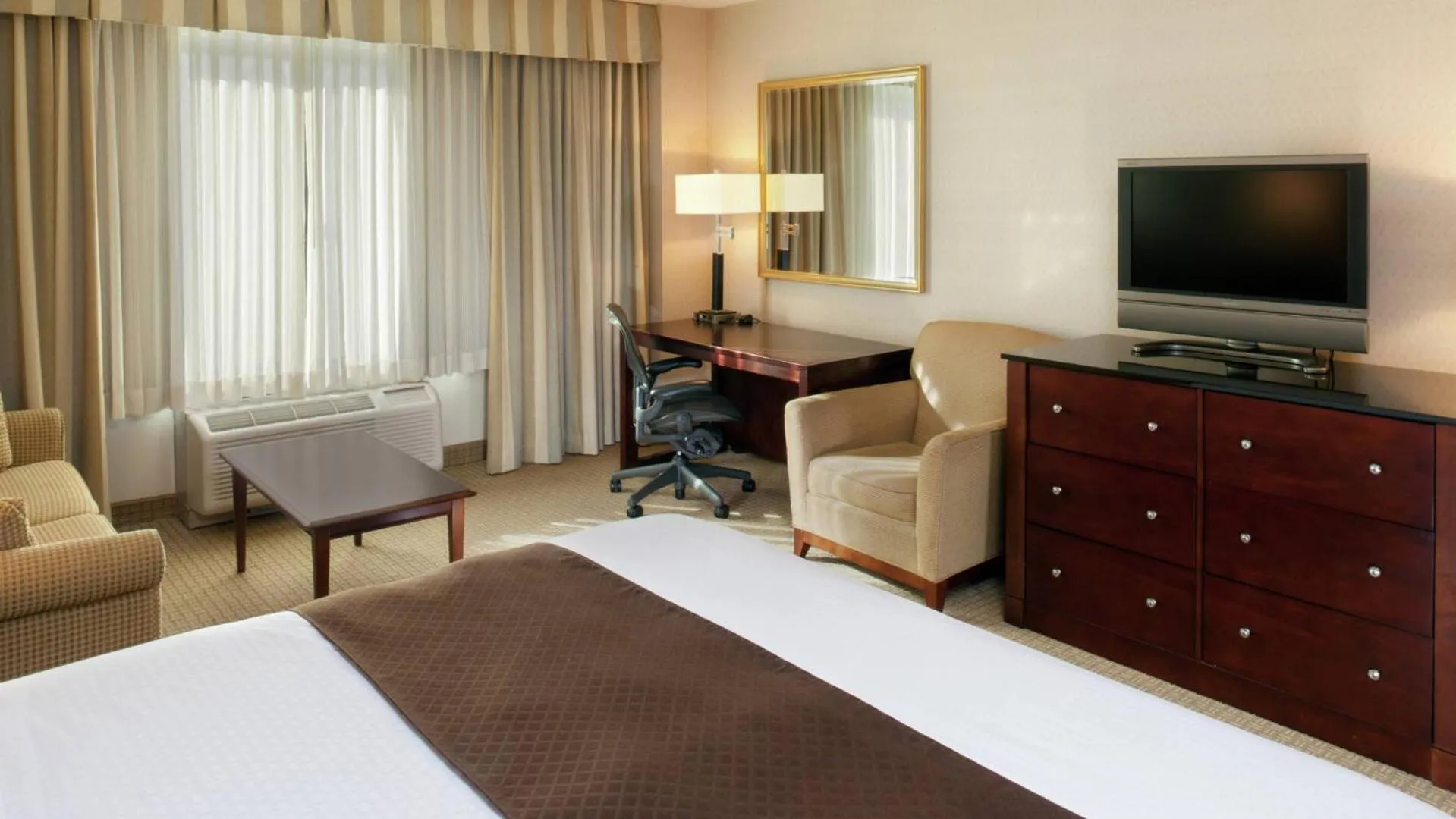 Bedroom, Bed in DoubleTree by Hilton Charlotte Airport