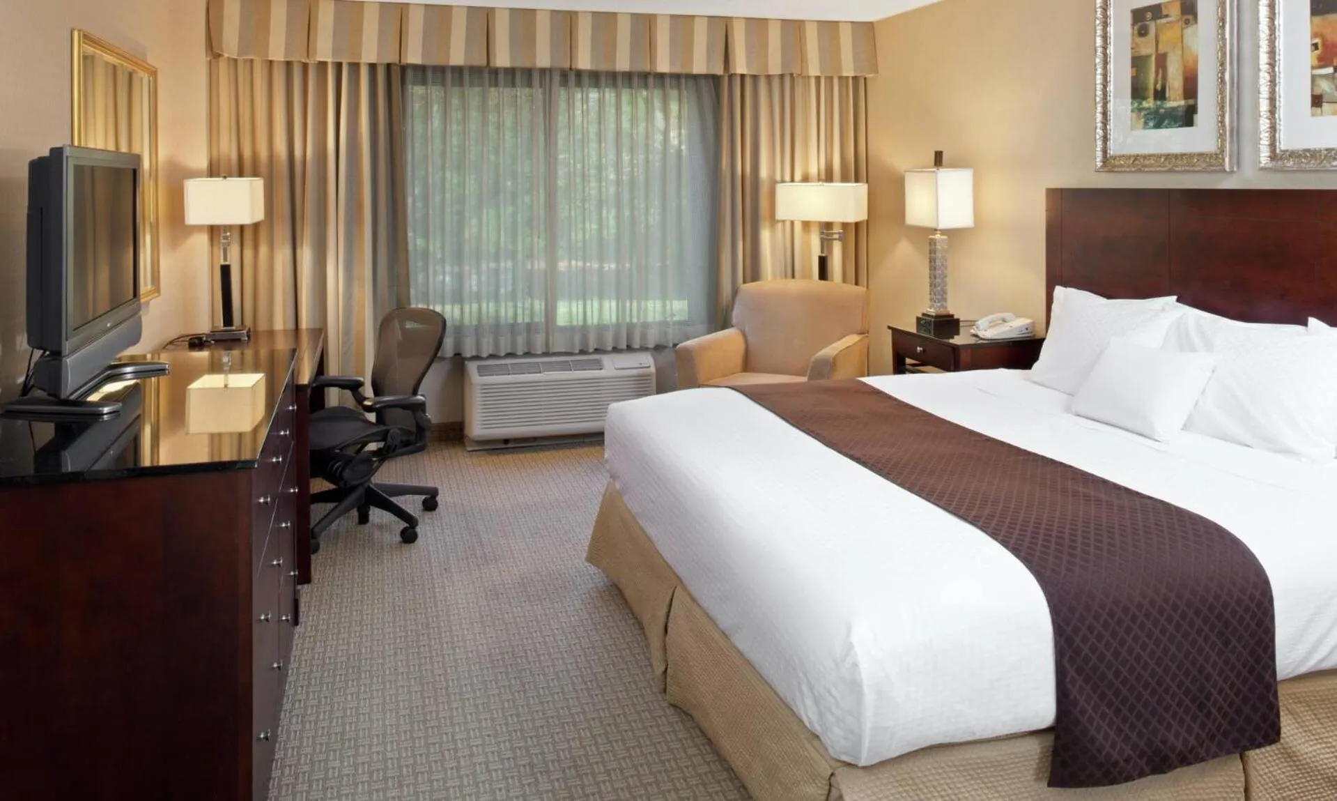 Bedroom, Bed in DoubleTree by Hilton Charlotte Airport