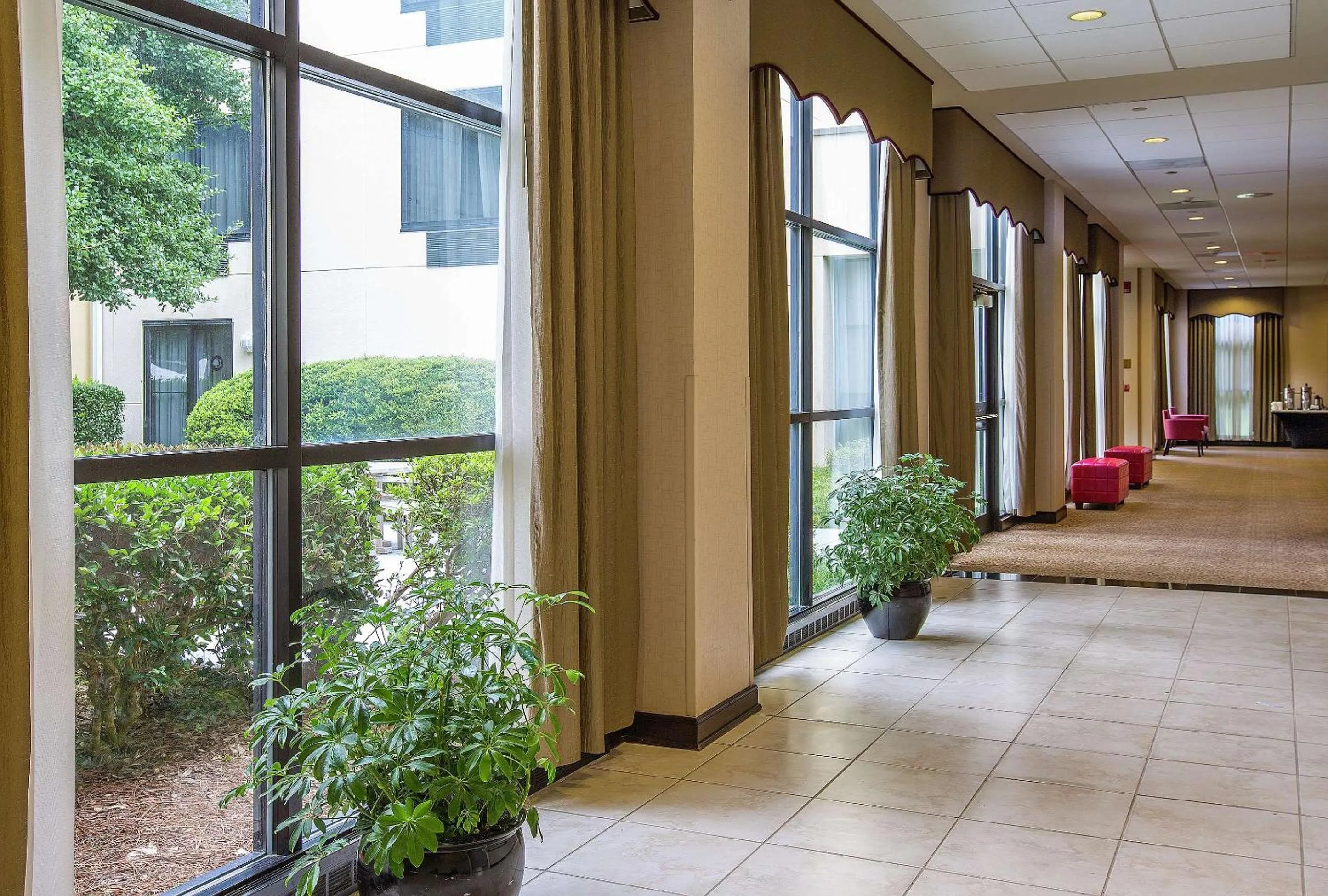 Lobby or reception, Bed in DoubleTree by Hilton Charlotte Airport