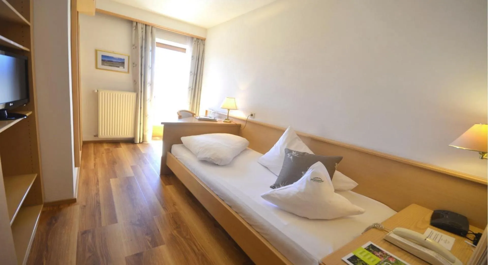 Staff, Bed in Granpanorama Wellnesshotel Sambergerhof Superior