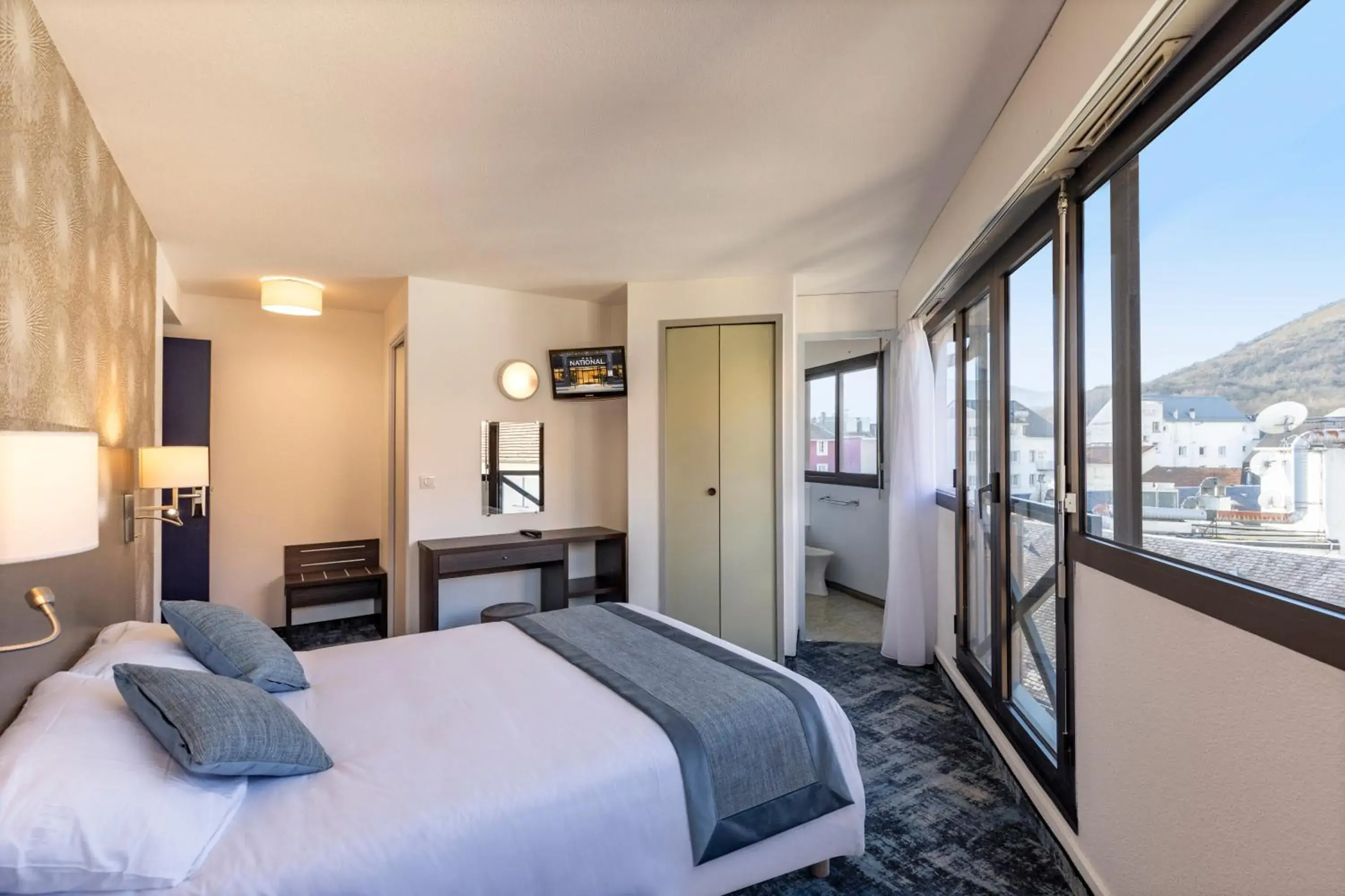 Double Room in Hôtel National Double Room in Hôtel National