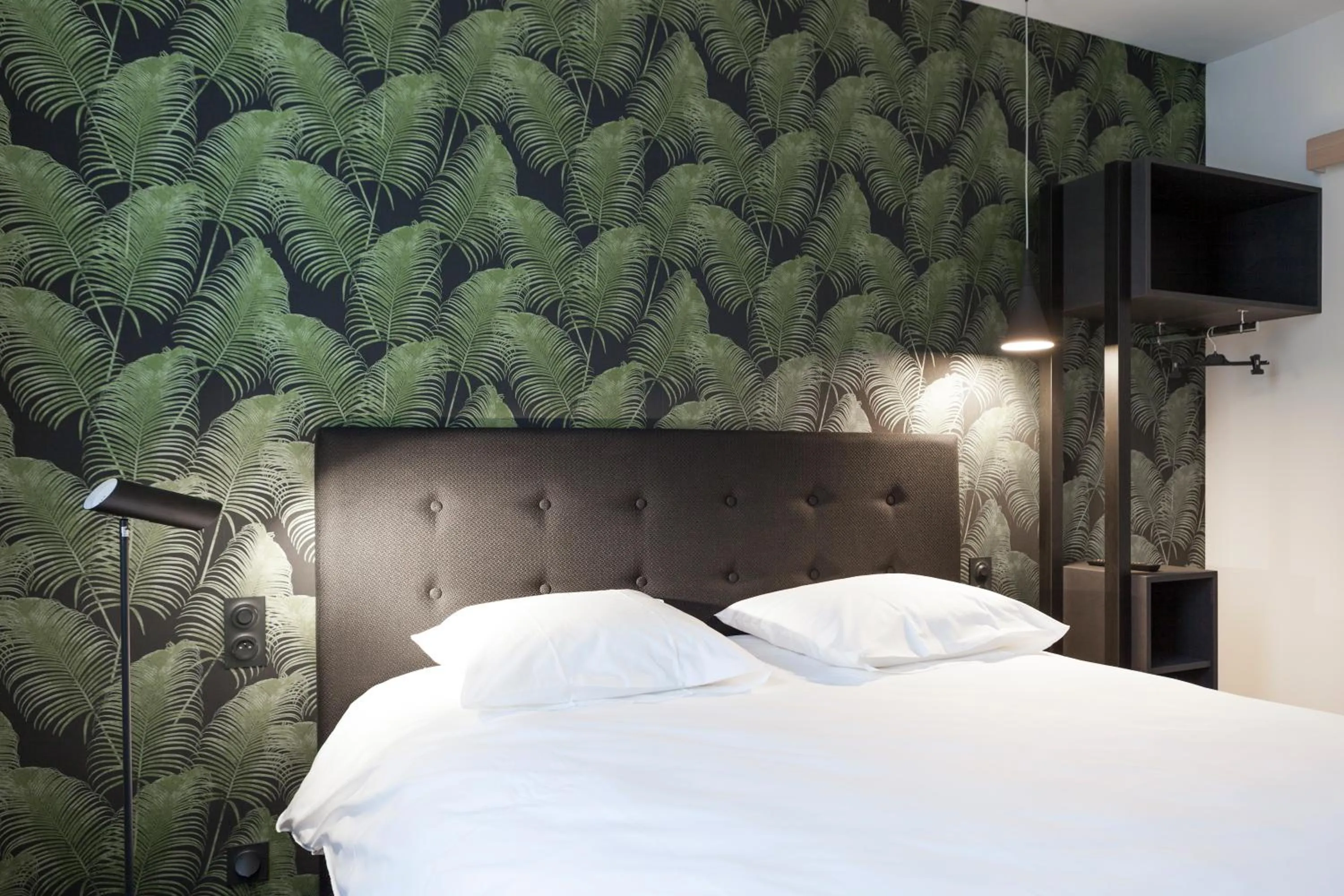 Bed in Logis Hotel du Maine