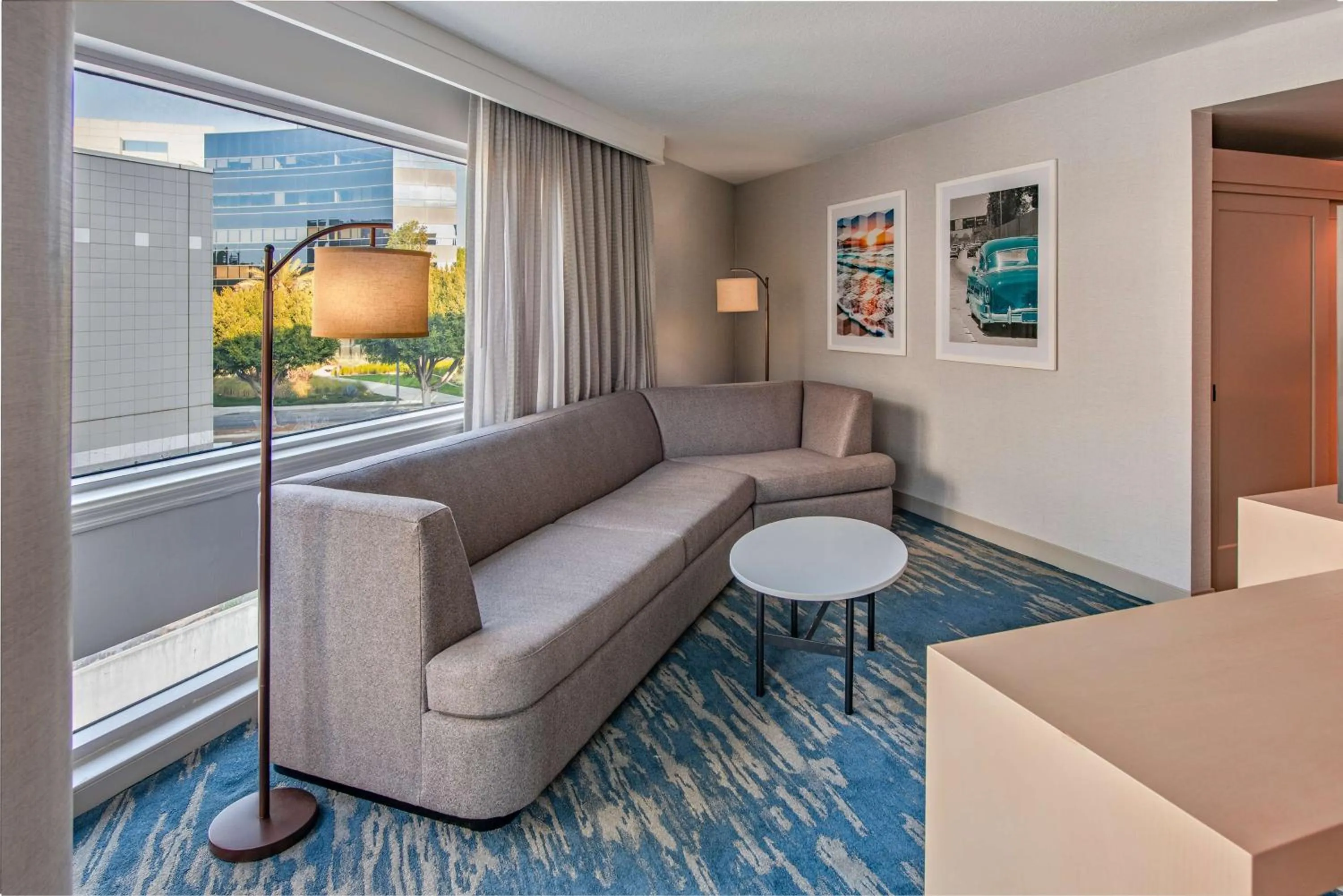 Living room in DoubleTree by Hilton LAX - El Segundo