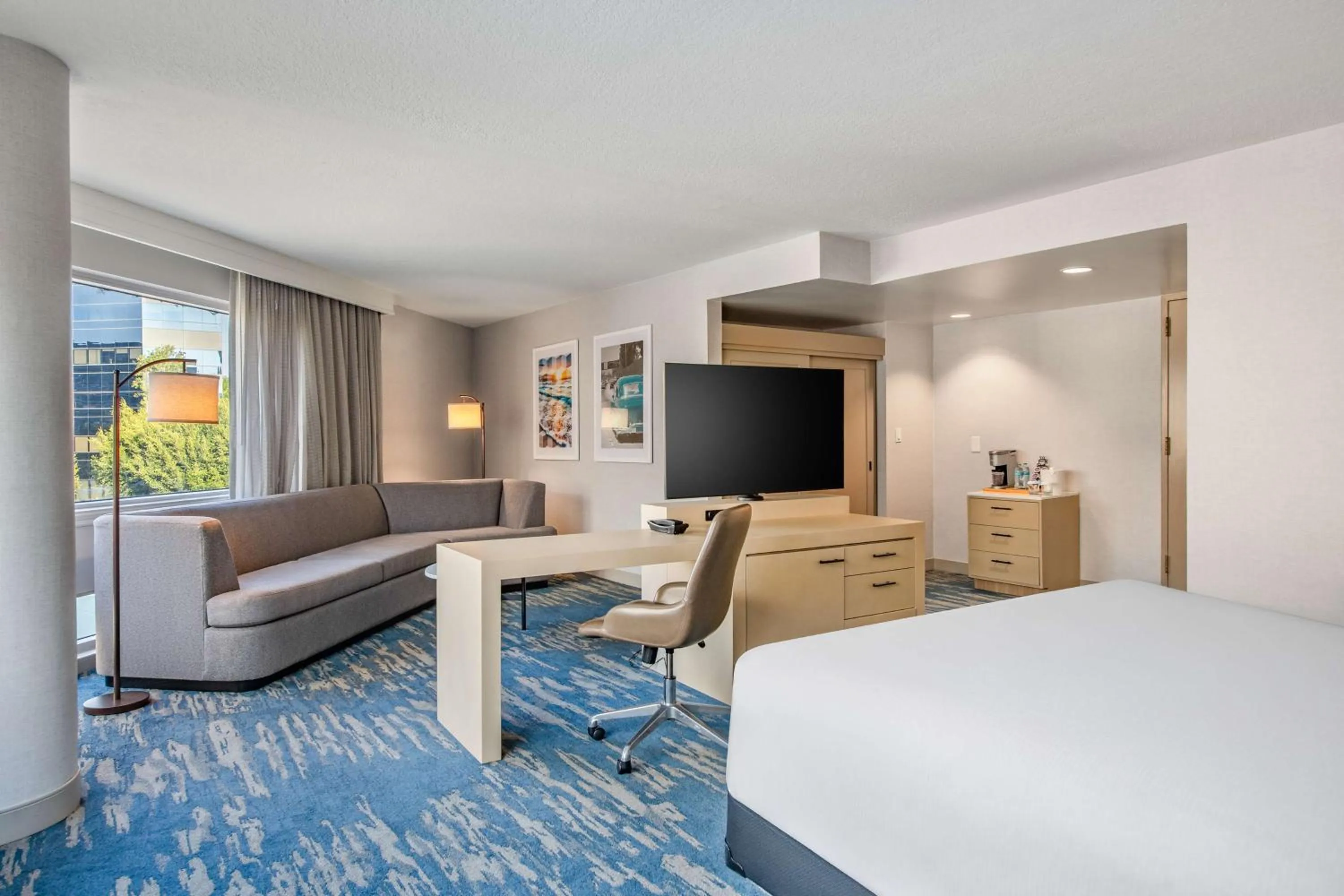 Living room, Bed in DoubleTree by Hilton LAX - El Segundo
