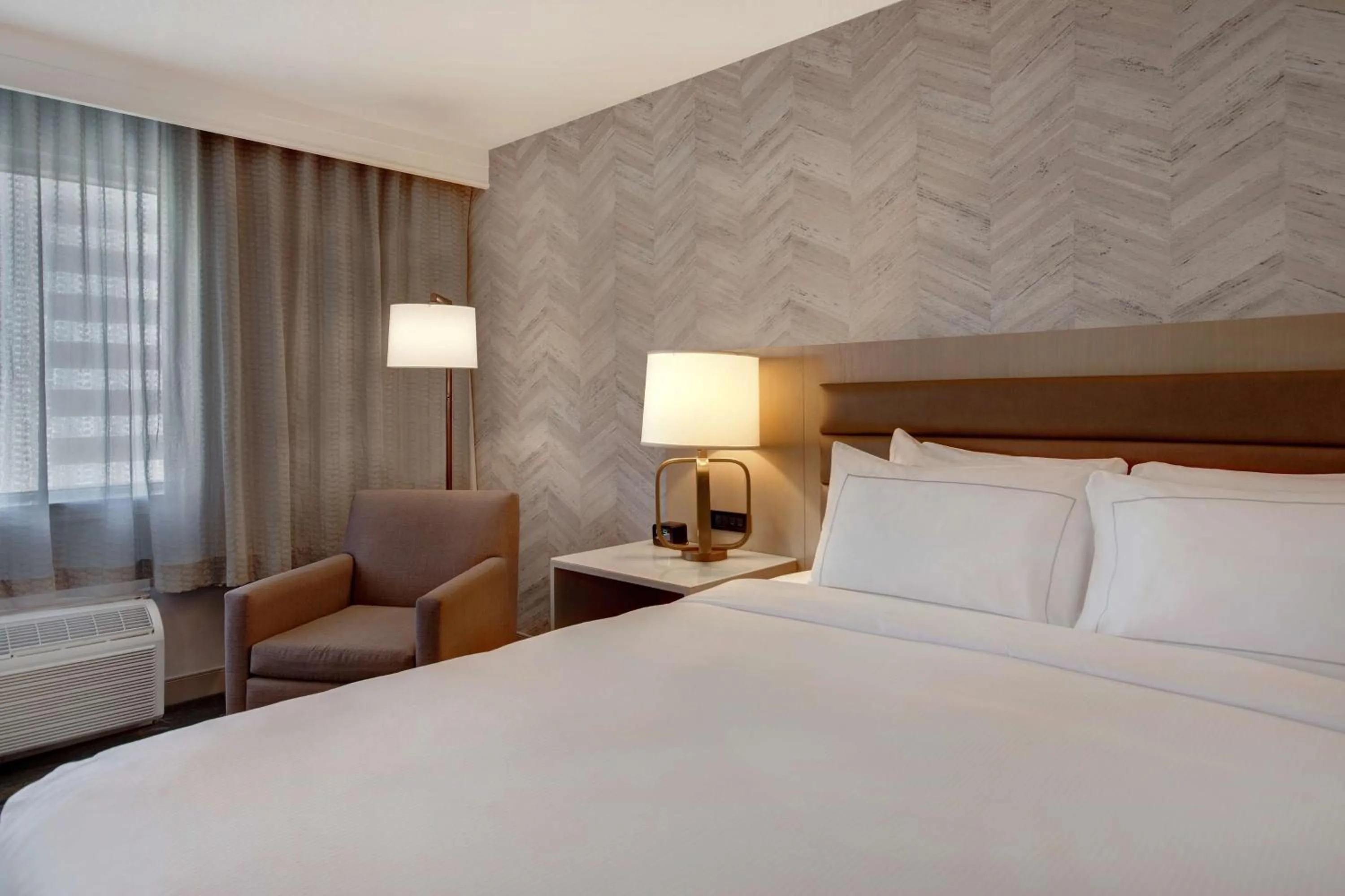 Bedroom, Bed in DoubleTree by Hilton LAX - El Segundo
