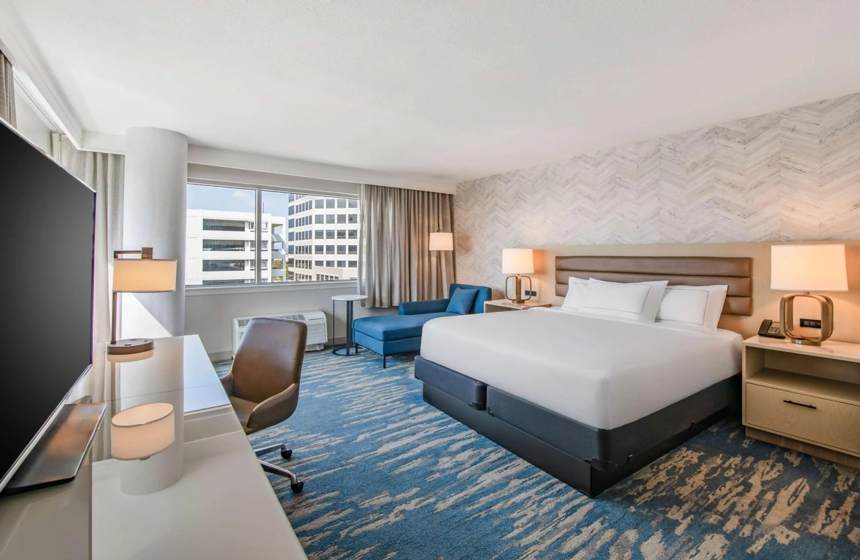 Bed in DoubleTree by Hilton LAX - El Segundo