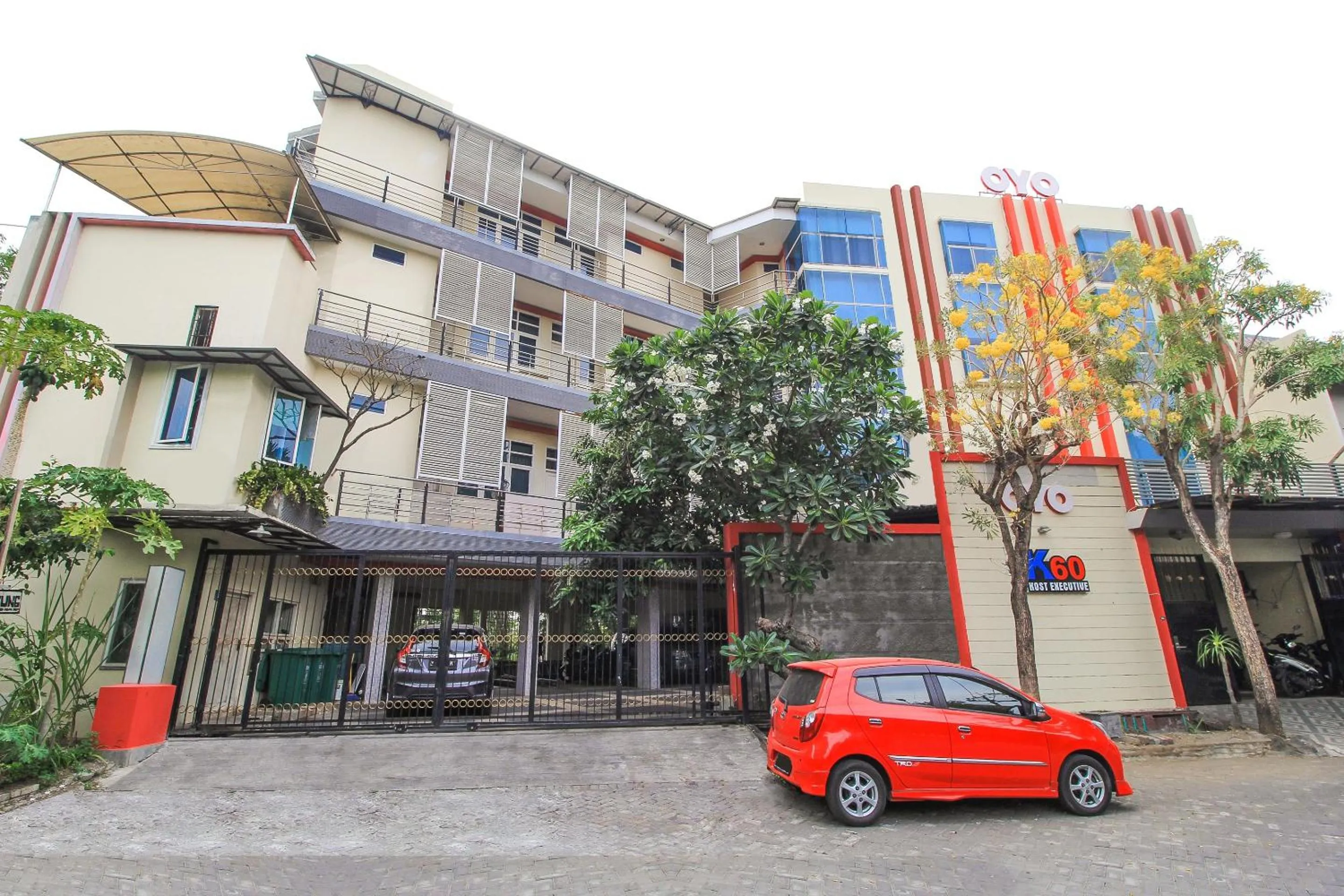 Facade/entrance in Capital O 175 K-60 Residence