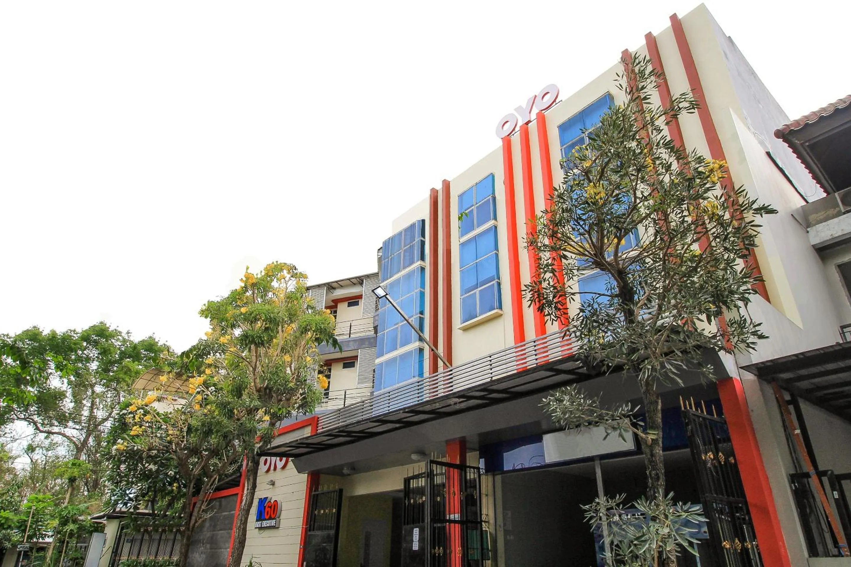 Facade/entrance in Capital O 175 K-60 Residence