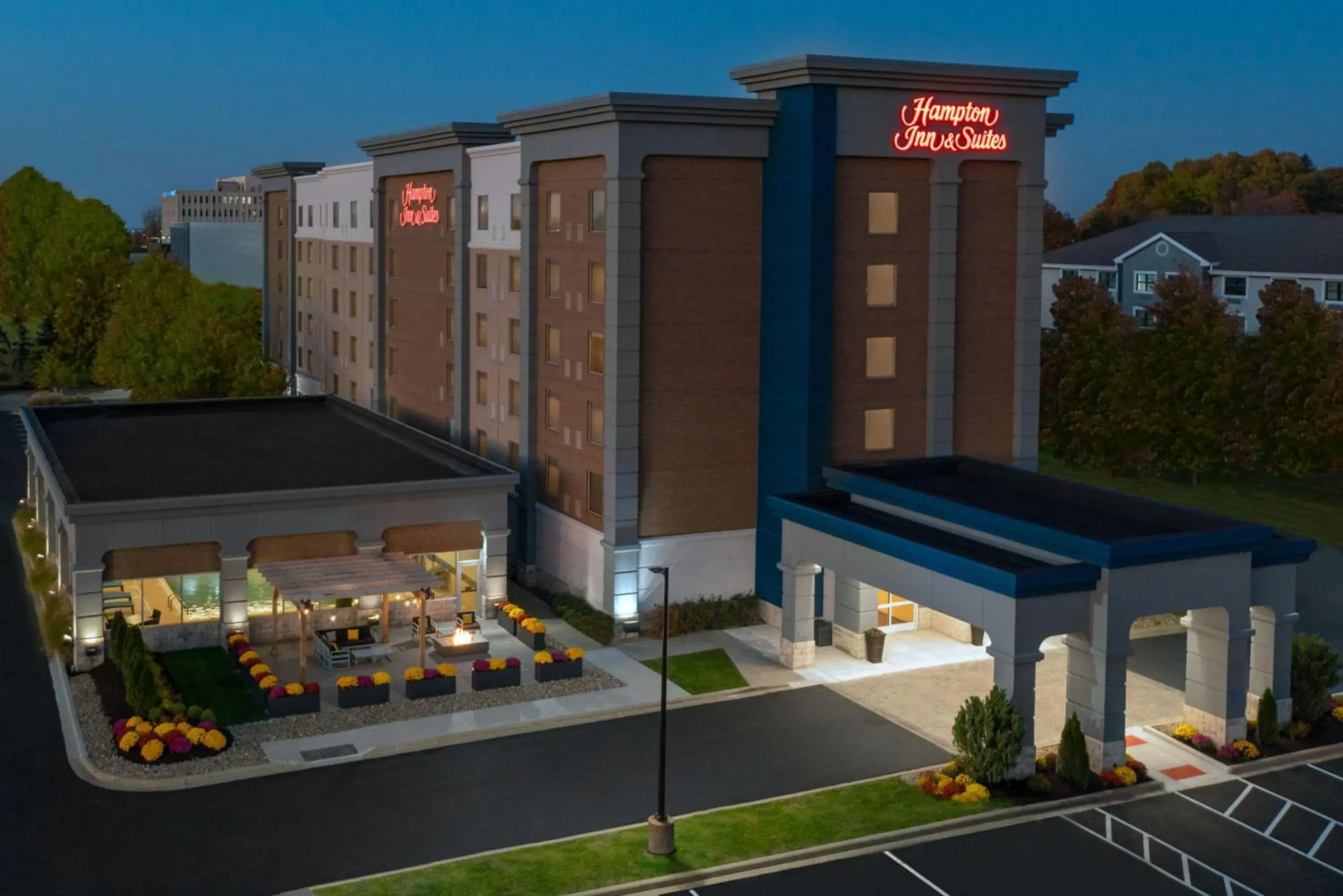 Property building in Hampton Inn & Suites Cleveland-Beachwood Property building in Hampton Inn & Suites Cleveland-Beachwood