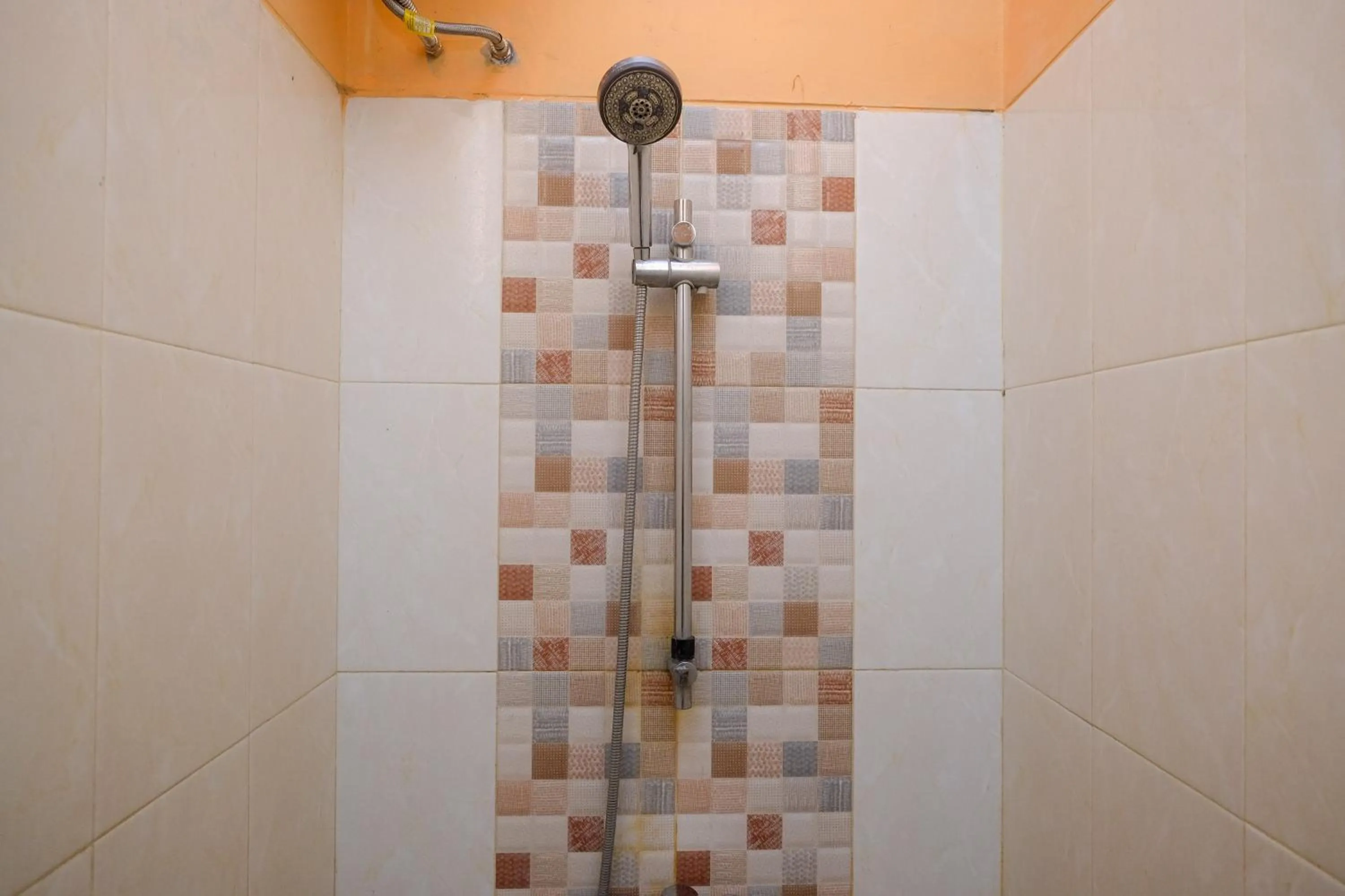 Shower in Urbanview Stay at H jakal by RedDoorz