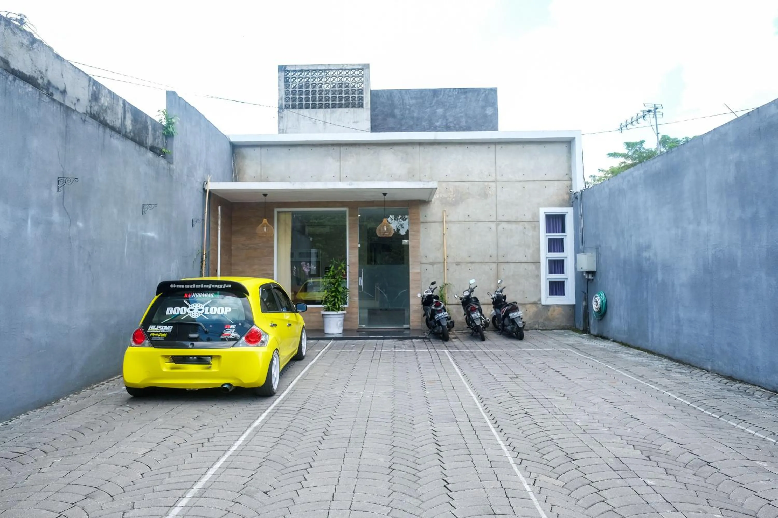 Property building in Urbanview Stay at H jakal by RedDoorz