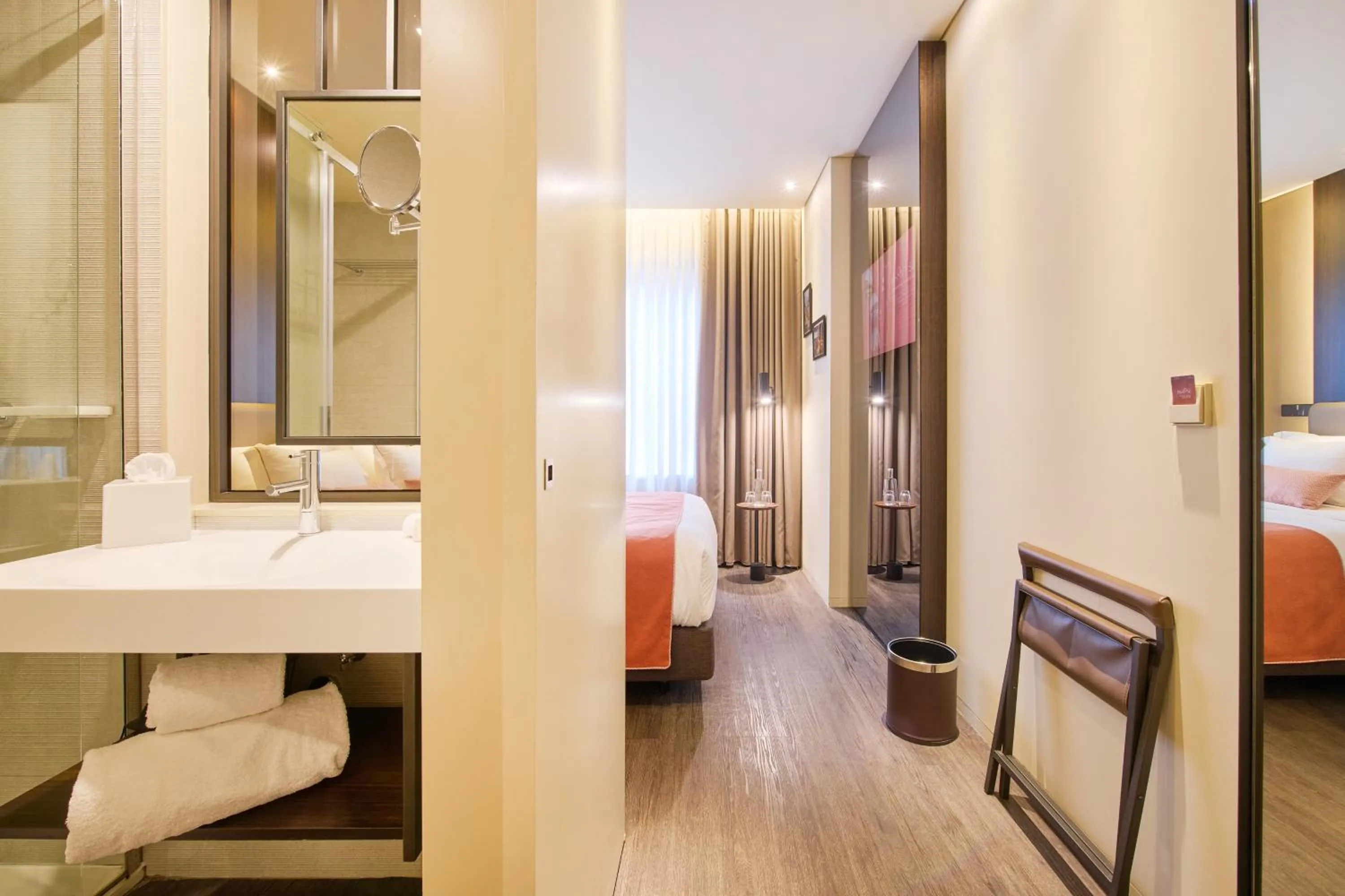 Bathroom, Bed in Hotel Moon & Sun Porto