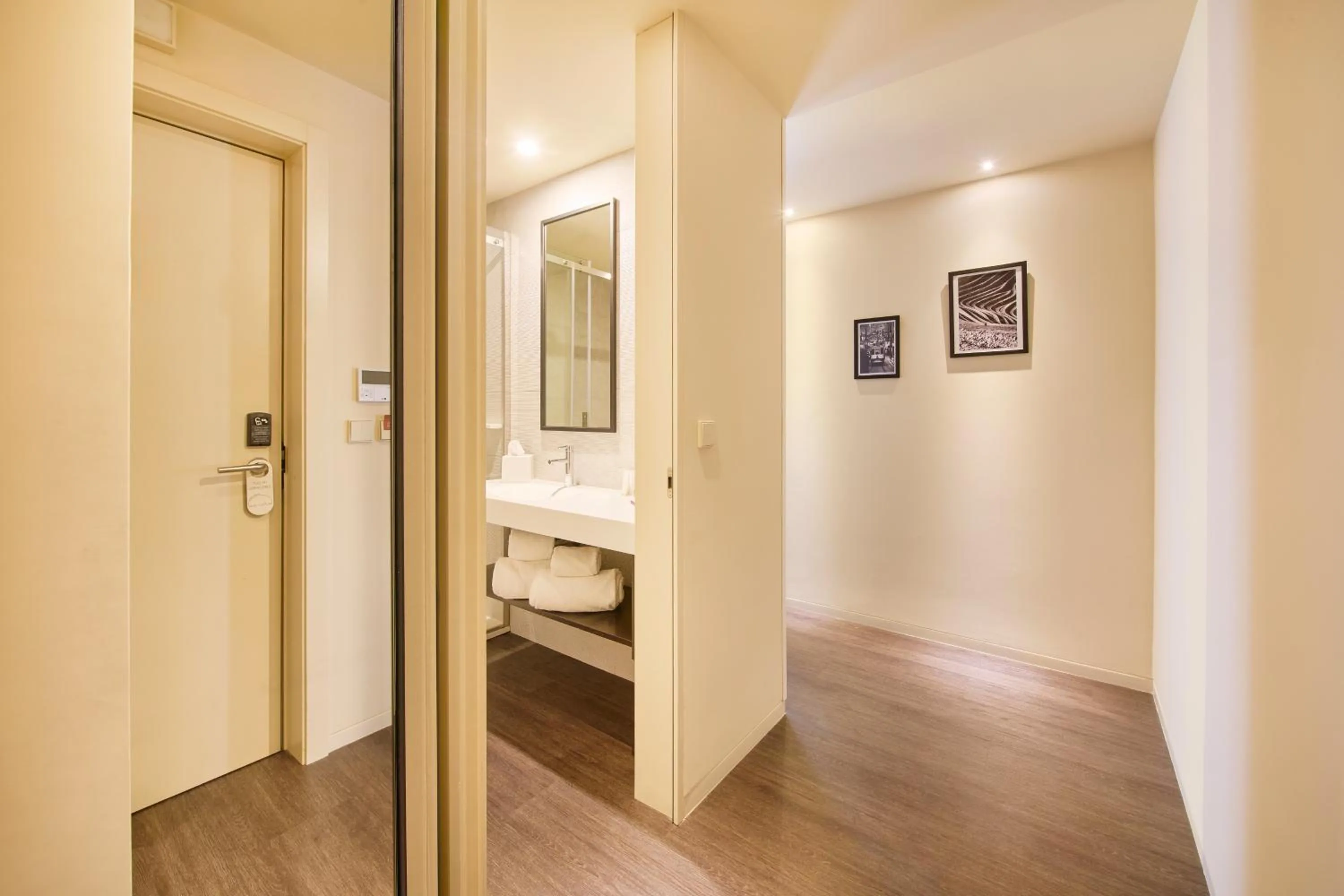 Bathroom, Bed in Hotel Moon & Sun Porto