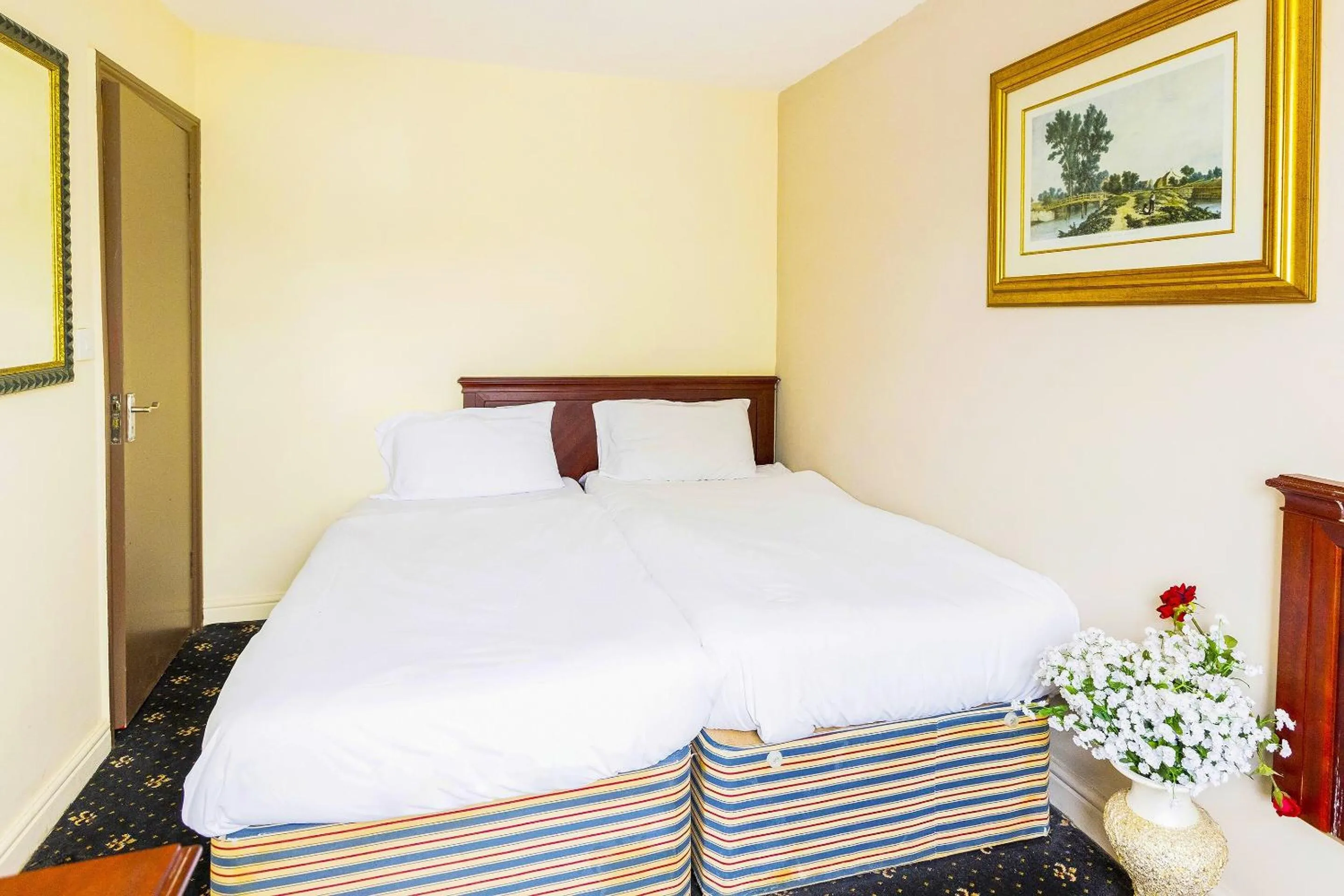 Bedroom, Bed in Old Oak Tree Inn