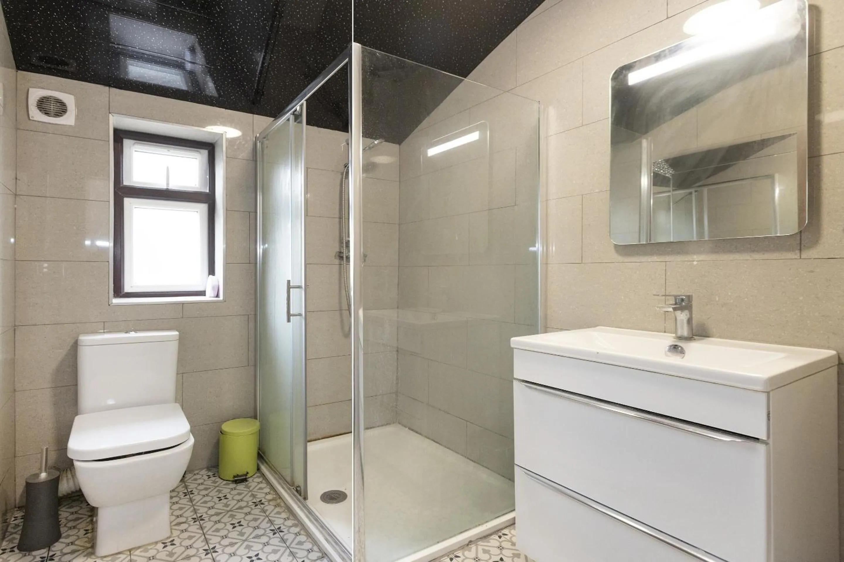 Bathroom in Old Oak Tree Inn