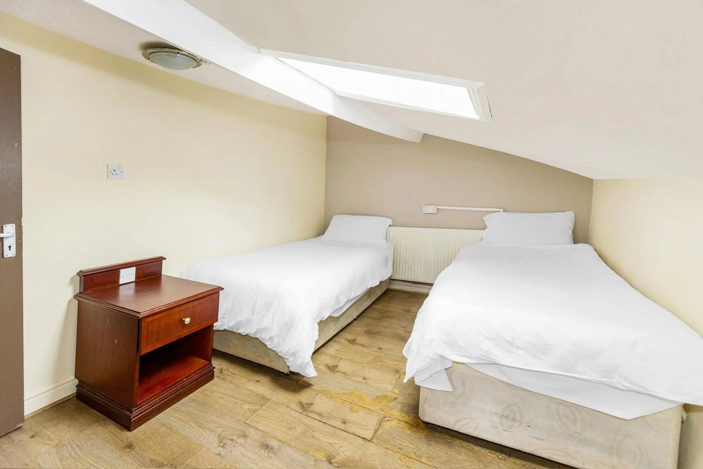 Bedroom, Bed in Old Oak Tree Inn