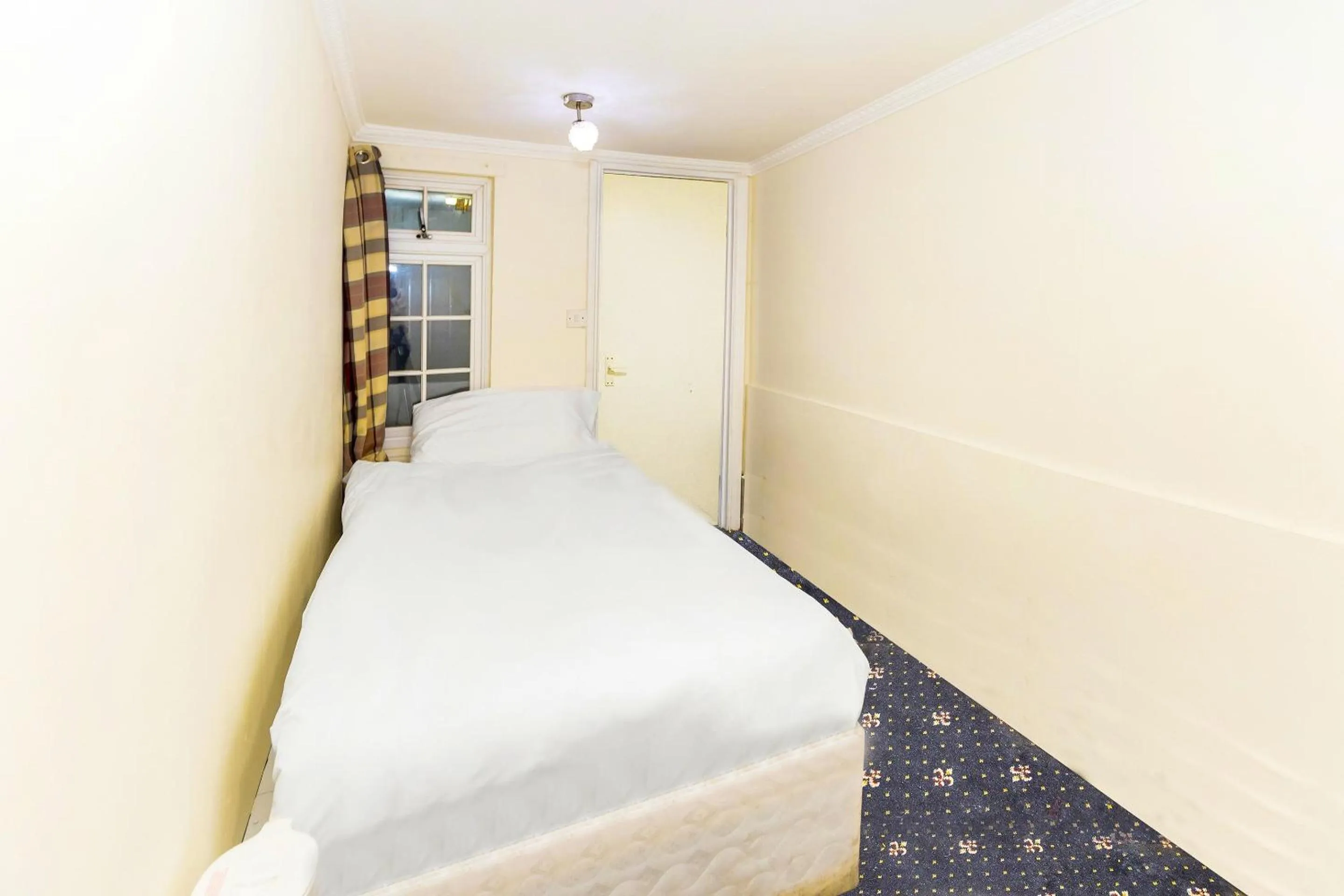 Bedroom, Bed in Old Oak Tree Inn