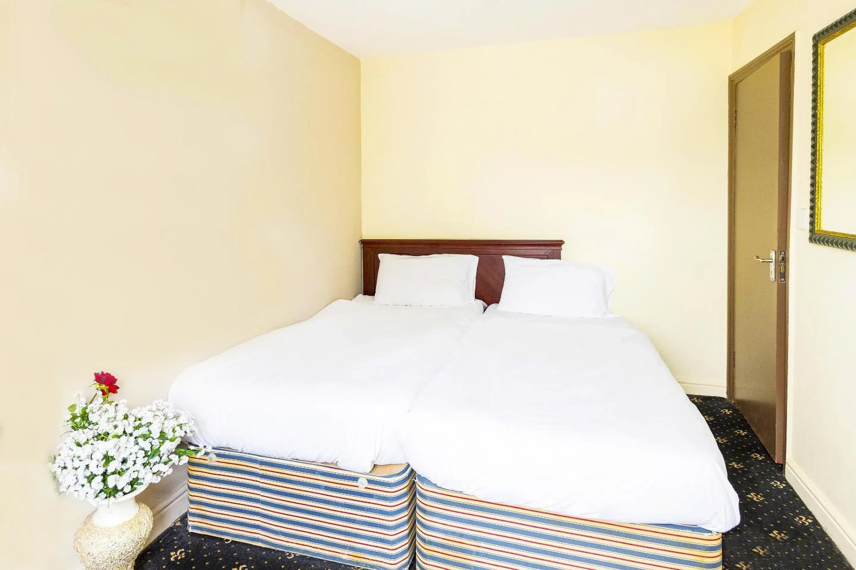 Bedroom, Bed in Old Oak Tree Inn Bedroom, Bed in Old Oak Tree Inn