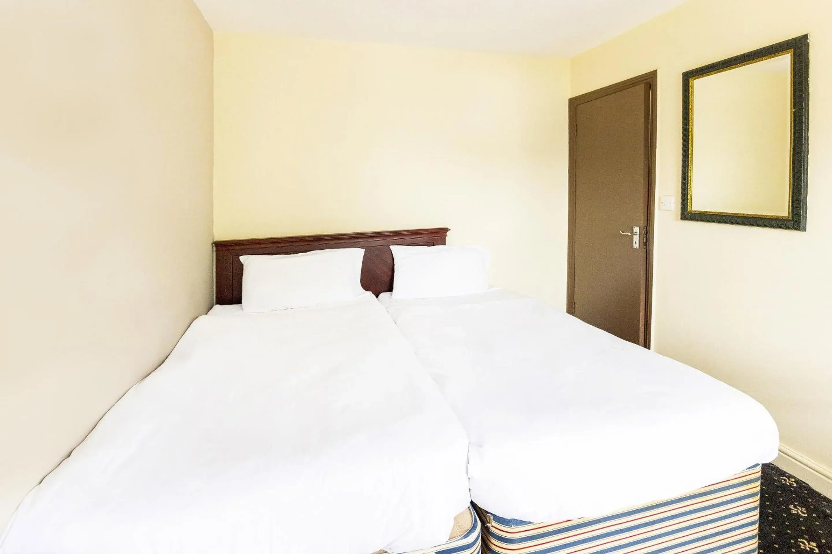 Bedroom, Bed in Old Oak Tree Inn Bedroom, Bed in Old Oak Tree Inn