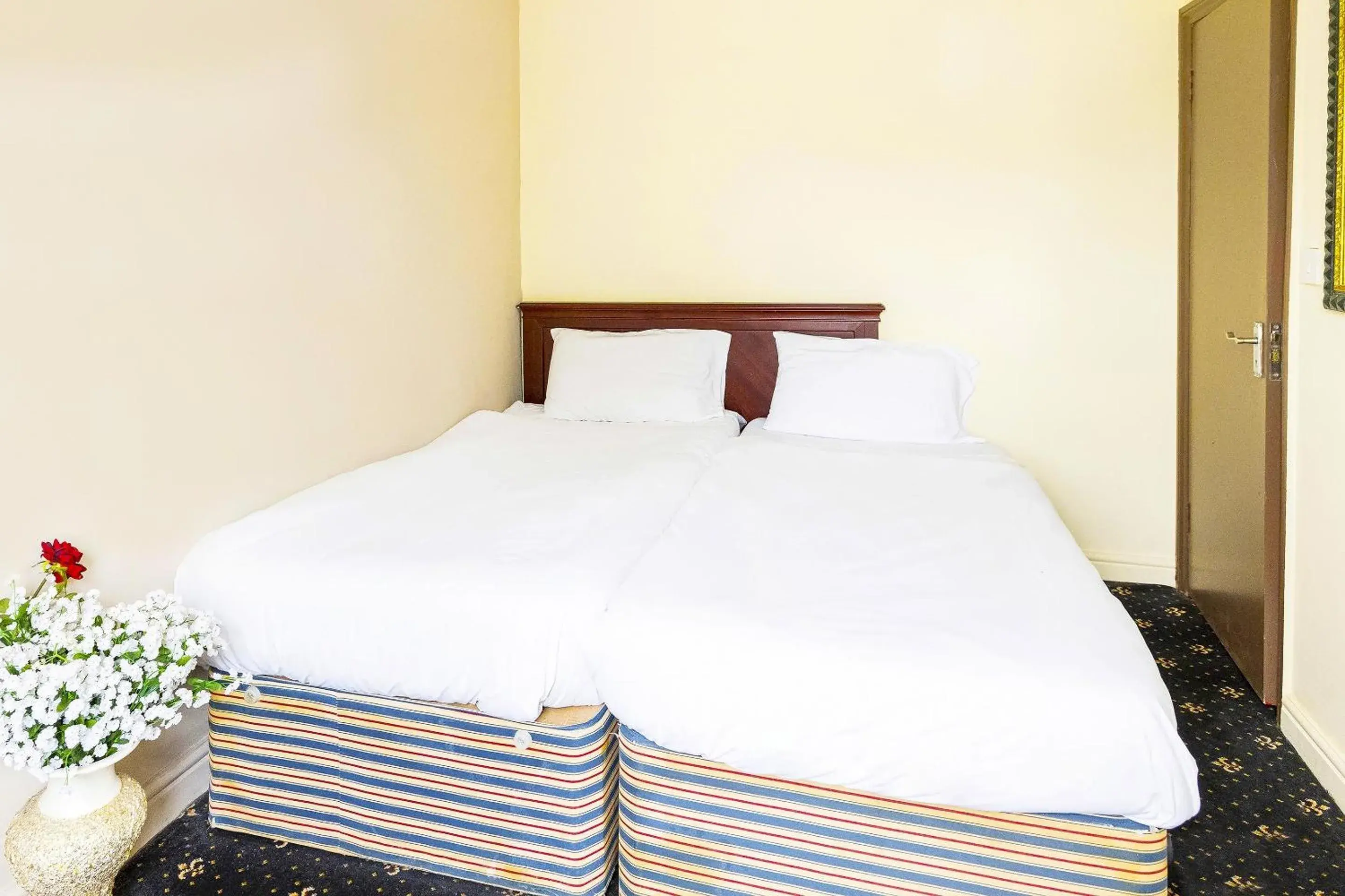 Bedroom, Bed in Old Oak Tree Inn Bedroom, Bed in Old Oak Tree Inn