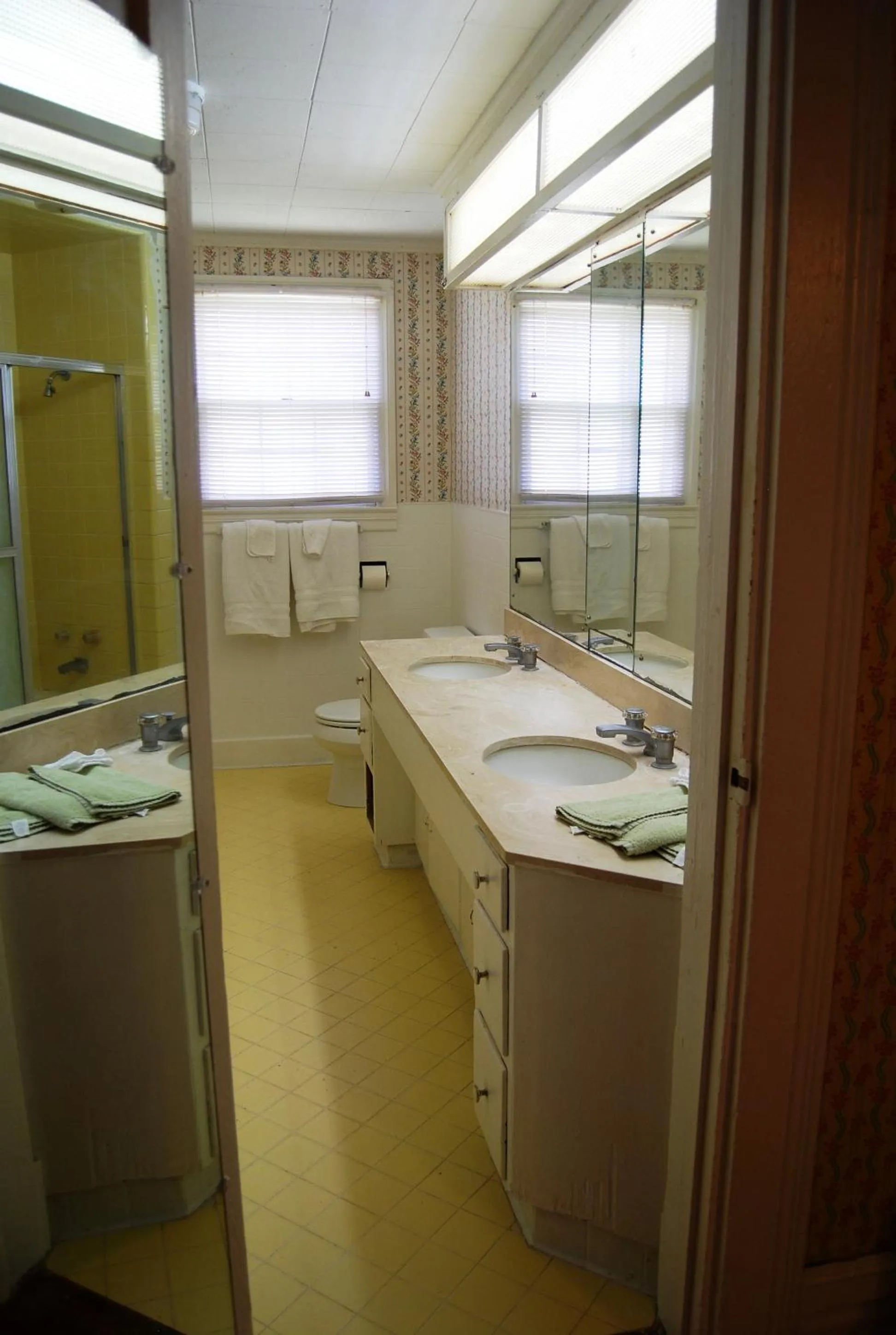 Bathroom in Glenfield Plantation Historic Antebellum Bed and Breakfast