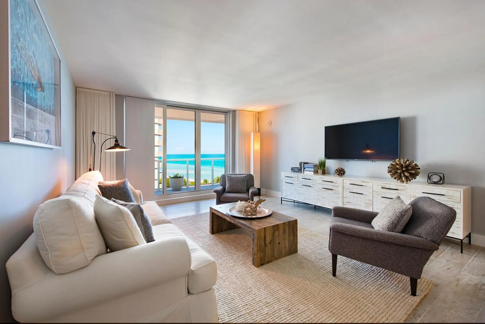 Living room in 1 Hotel & Homes Miami Beach Oceanfront Residence Suites By Joe Semary