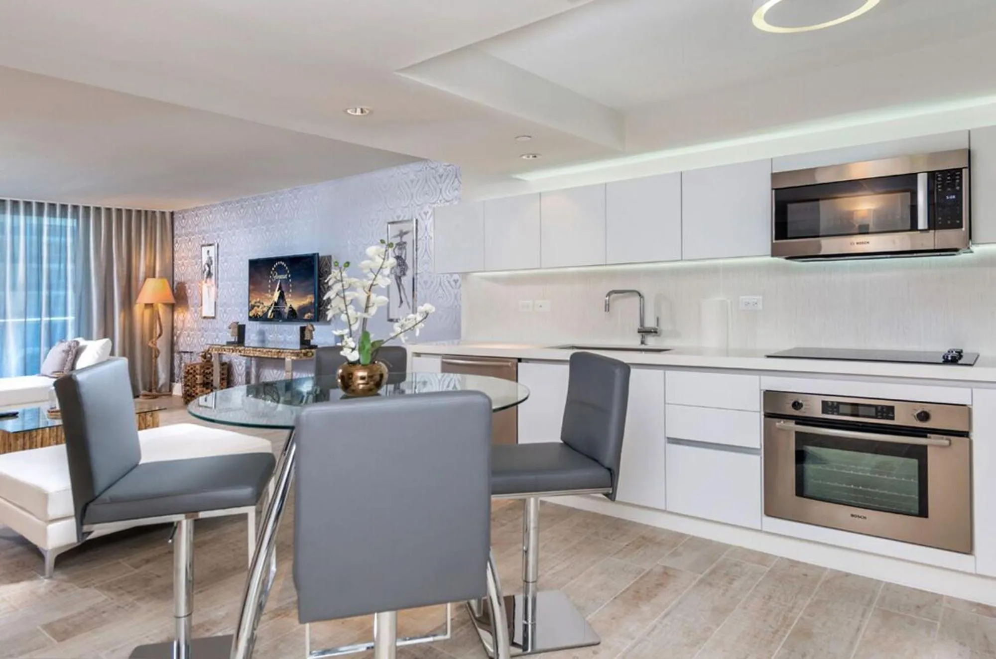 Dining area in 1 Hotel & Homes Miami Beach Oceanfront Residence Suites By Joe Semary